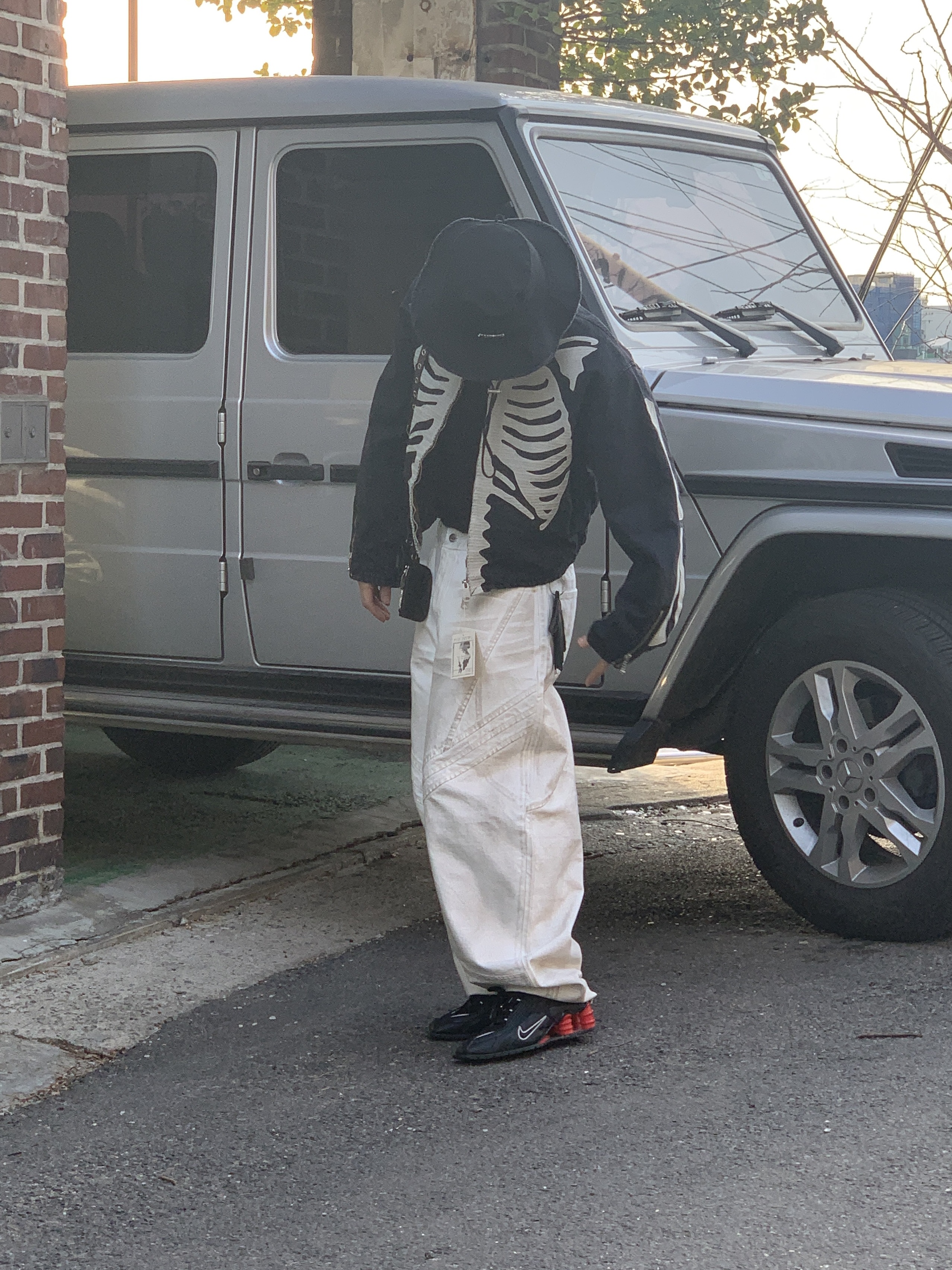Jacquemus Le Bob Artichaut Bucket Hat Black, Kapital 14 oz. Black X Black Denim Motocross Bone Jacket Black 착용 스타일 - 7