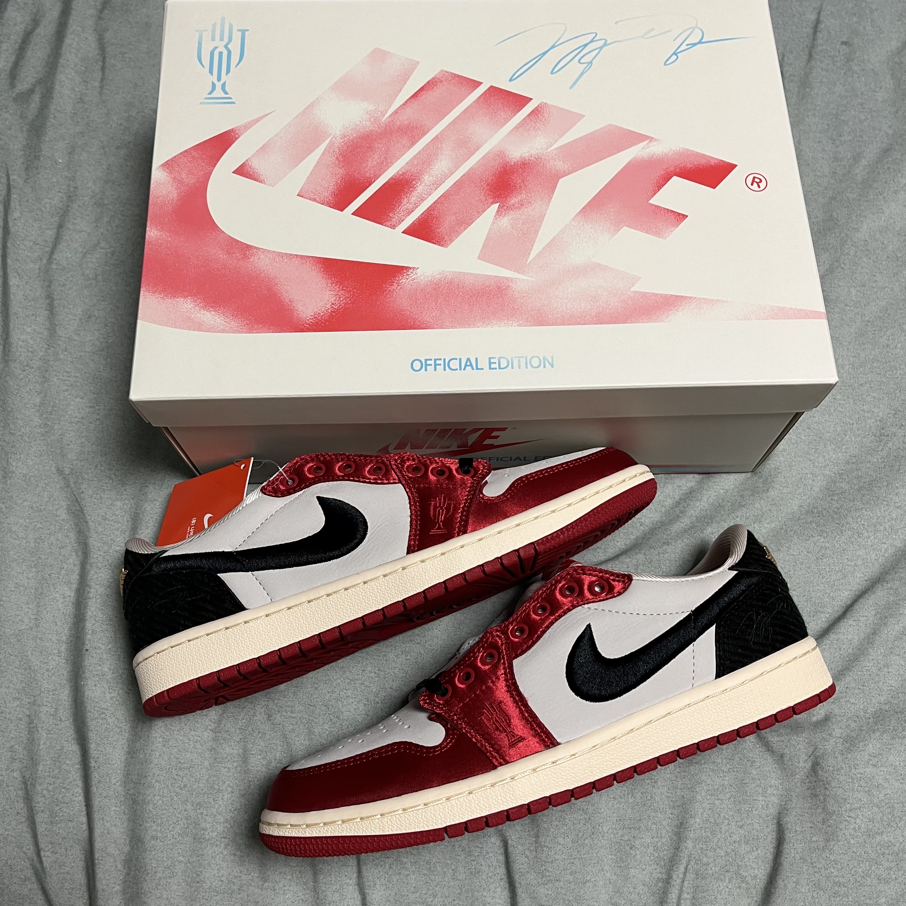 Jordan 1 x Trophy Room Retro Low OG SP Sail Varsity Red 착용 스타일 - 2
