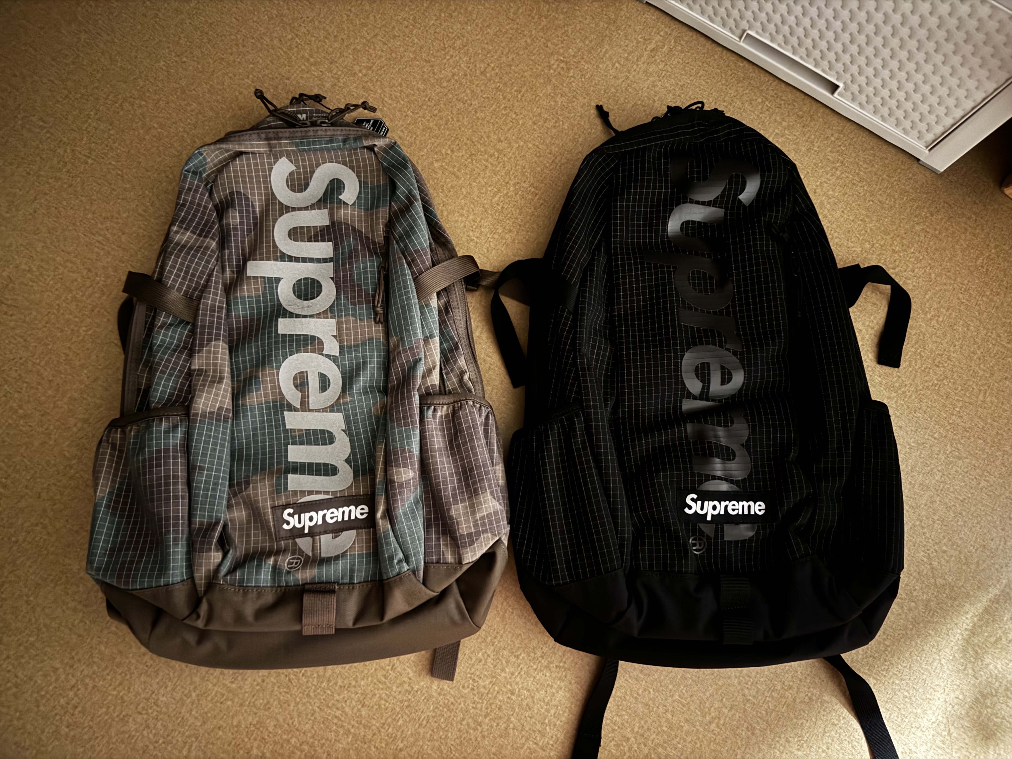 Supreme Backpack Woodland Camo - 24SS, Supreme Backpack Black - 24SS 착용 스타일 - 1