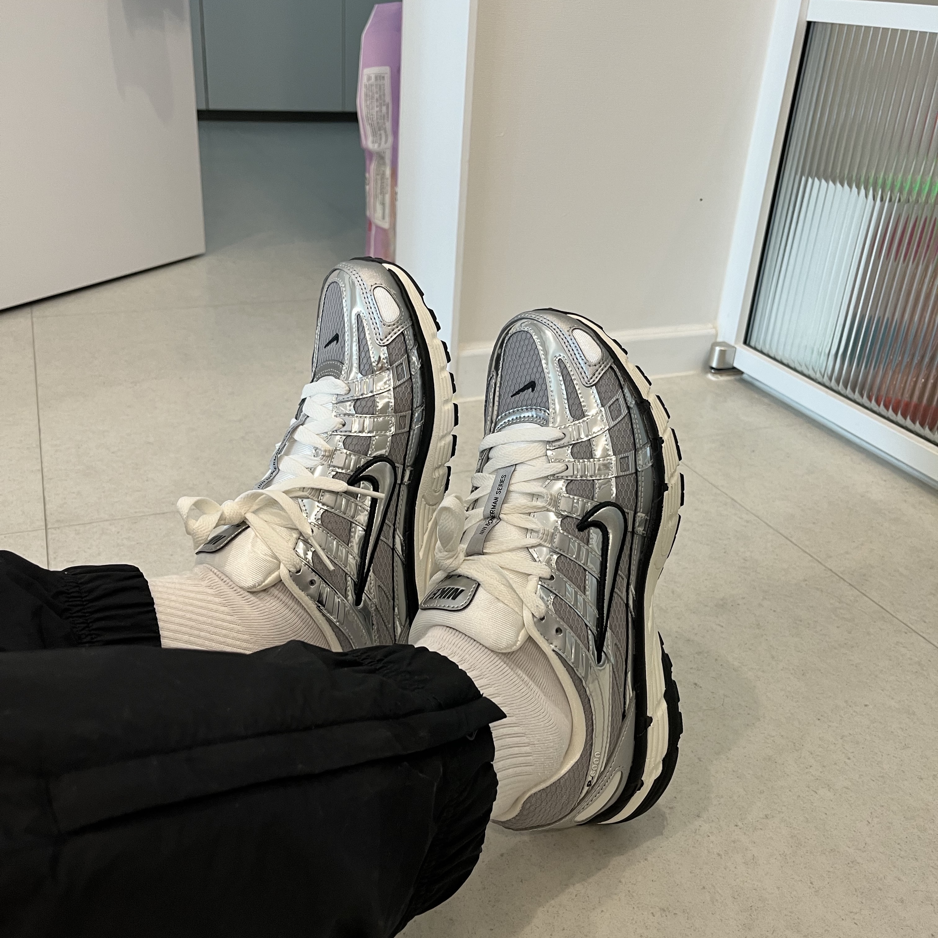 Nike P-6000 Metallic Silver 착용 스타일 - 2