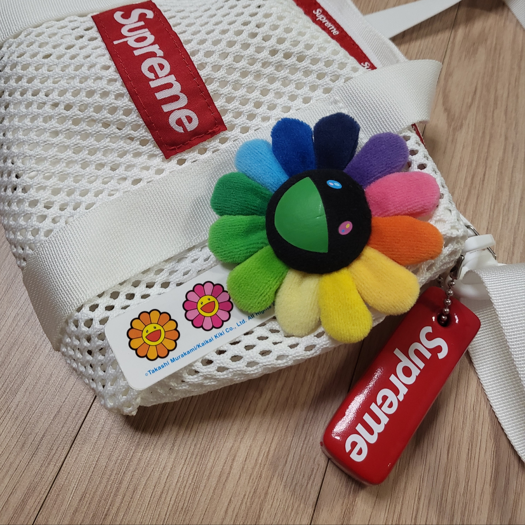 Supreme Floating Keychain Red - 23FW, Supreme Mesh Mini Duffle Bag White - 23SS 착용 스타일