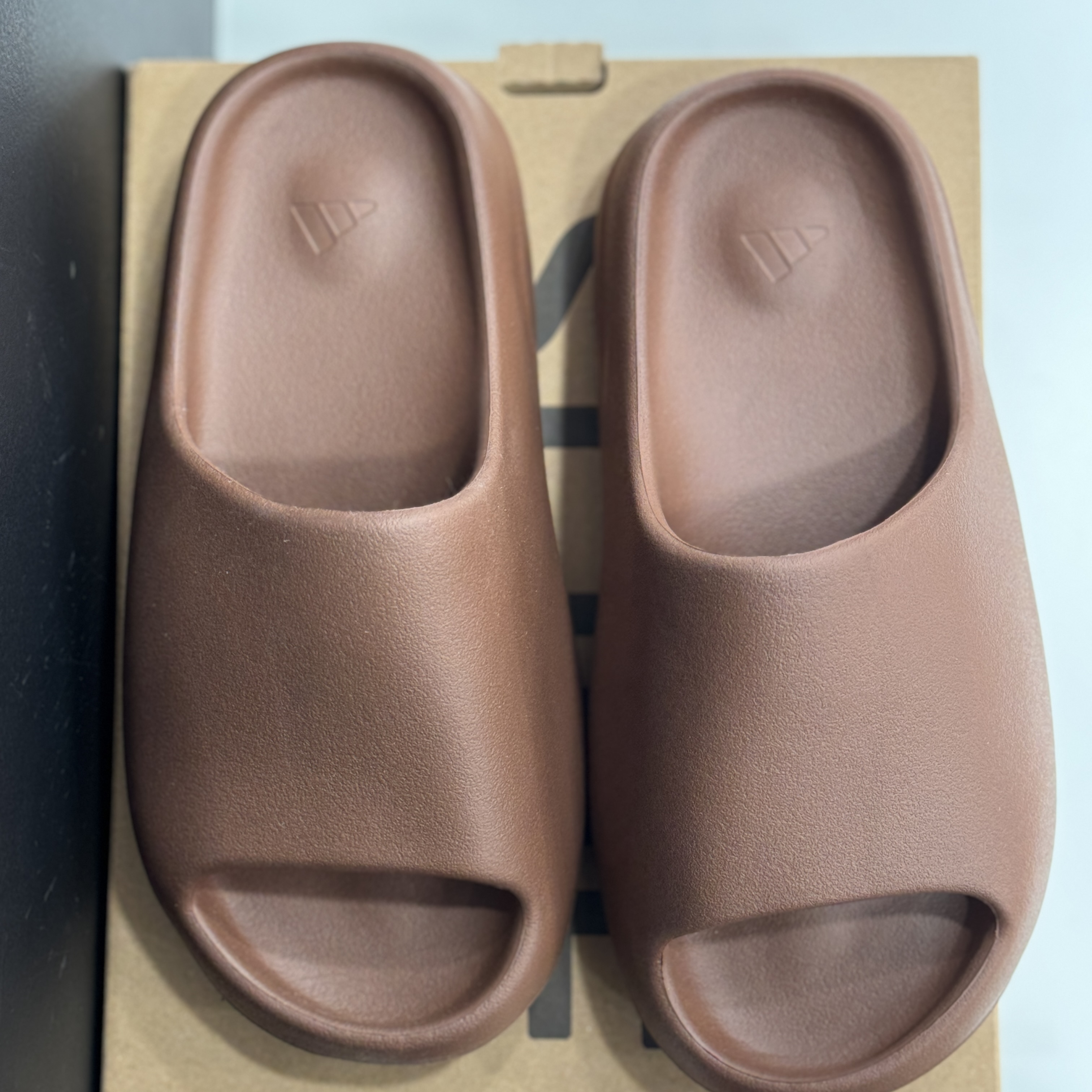 Adidas Yeezy Slide Core 착용 스타일 - 2