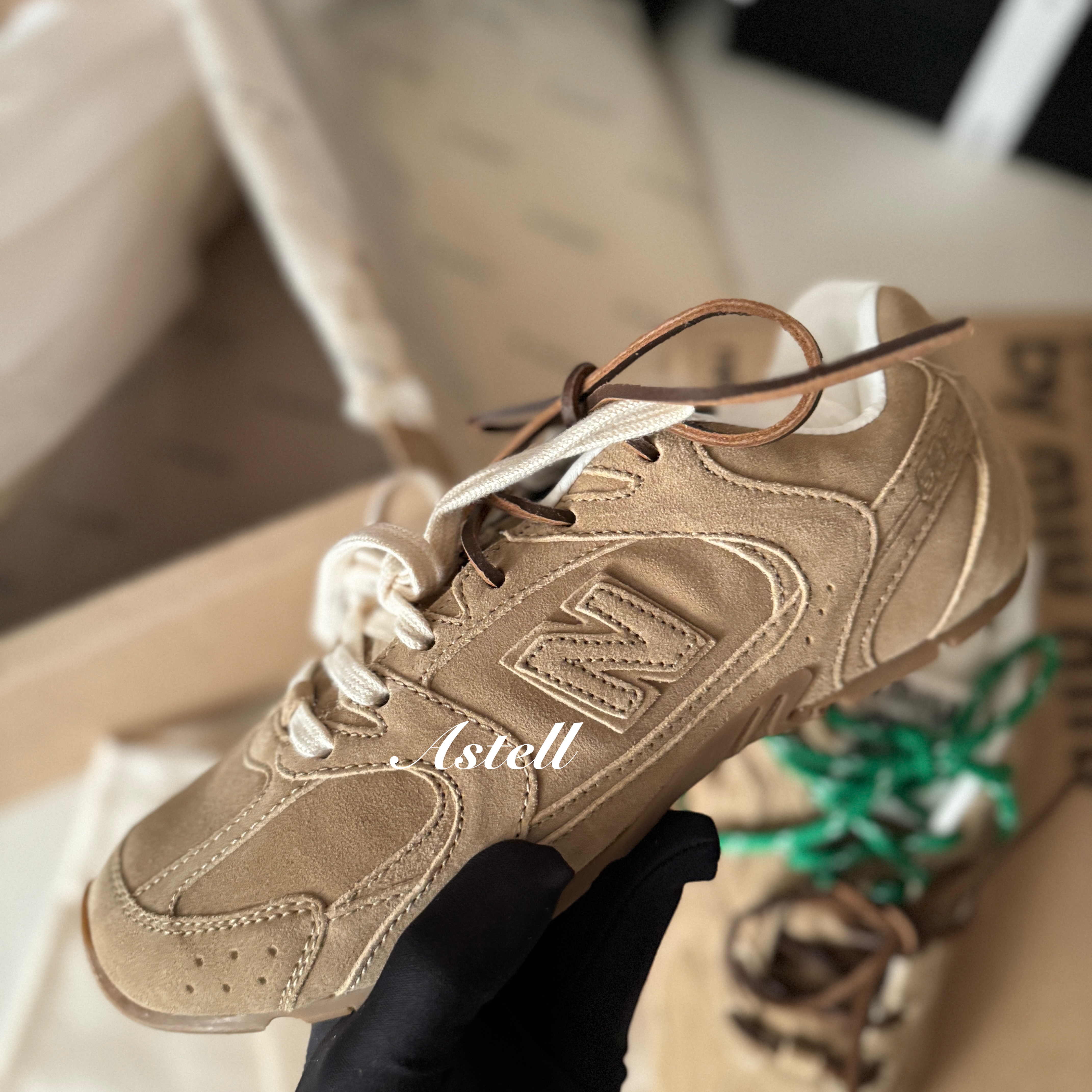 (W) New Balance x Miu Miu 530 Suede Mesh Sneakers Ecru 착용 스타일 - 3