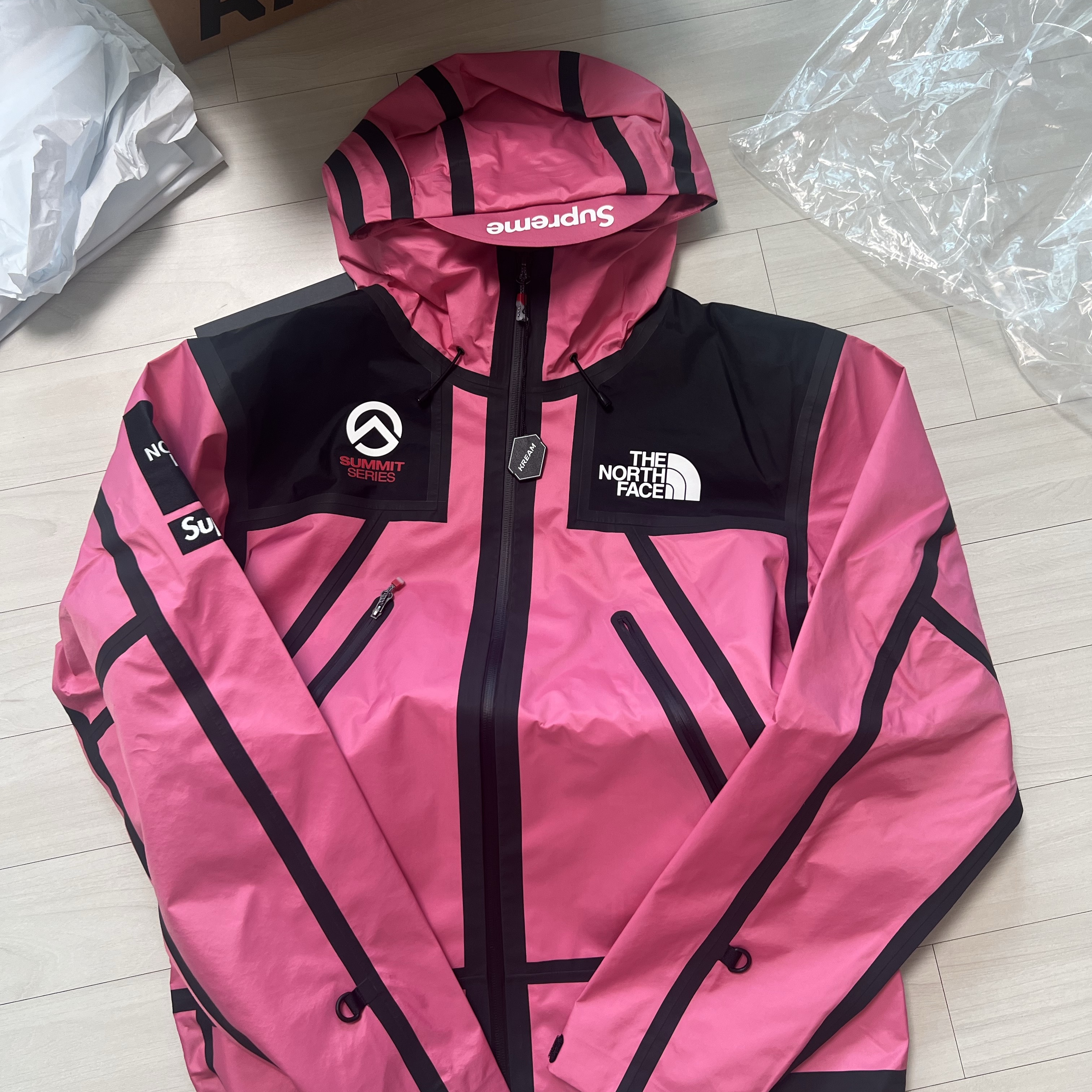 Supreme x The North Face Summit Series Outer Tape Seam Jacket Pink - 21SS 착용 스타일 - 1
