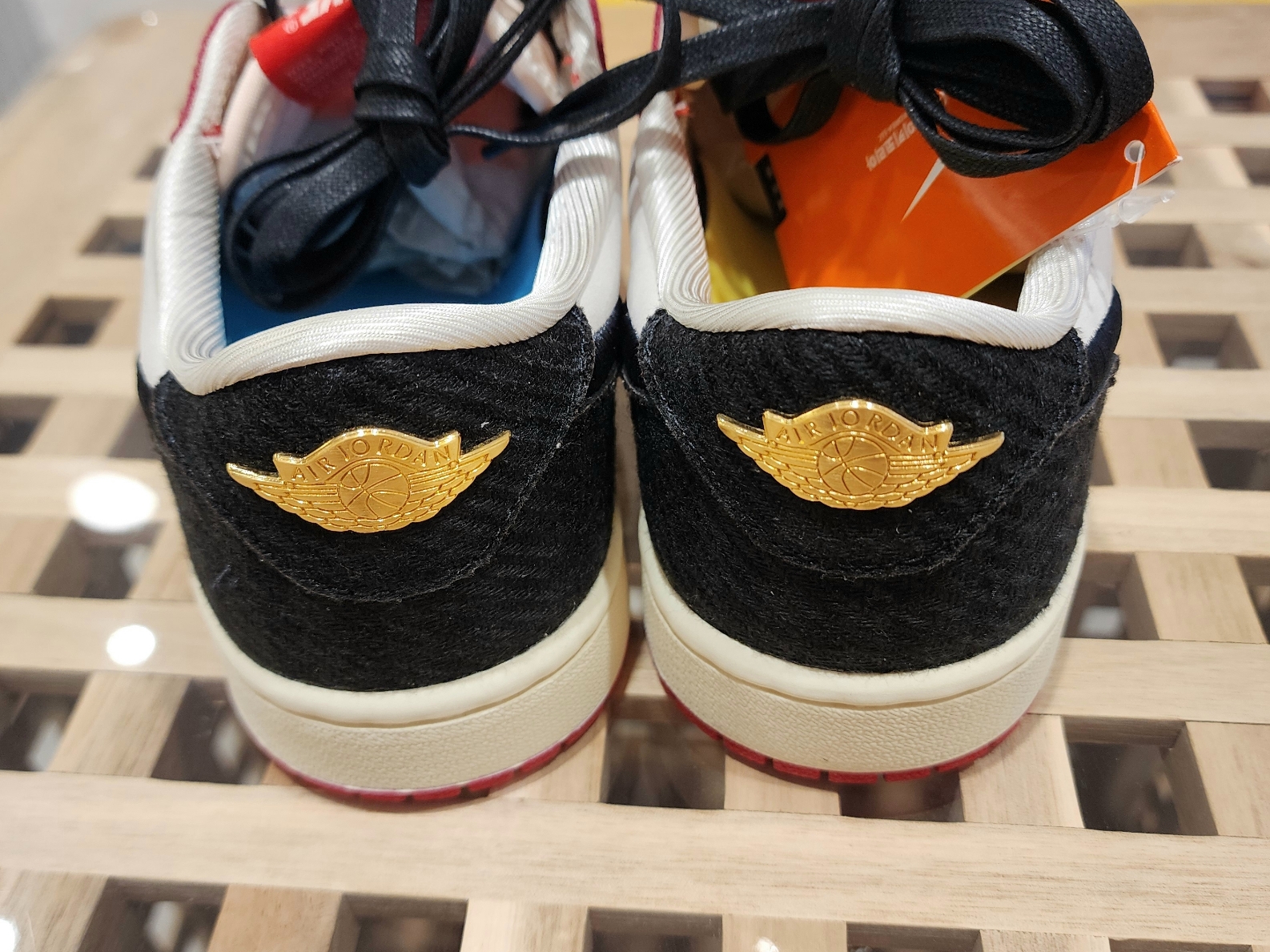 Jordan 1 x Trophy Room Retro Low OG SP Sail Varsity Red 착용 스타일 - 4