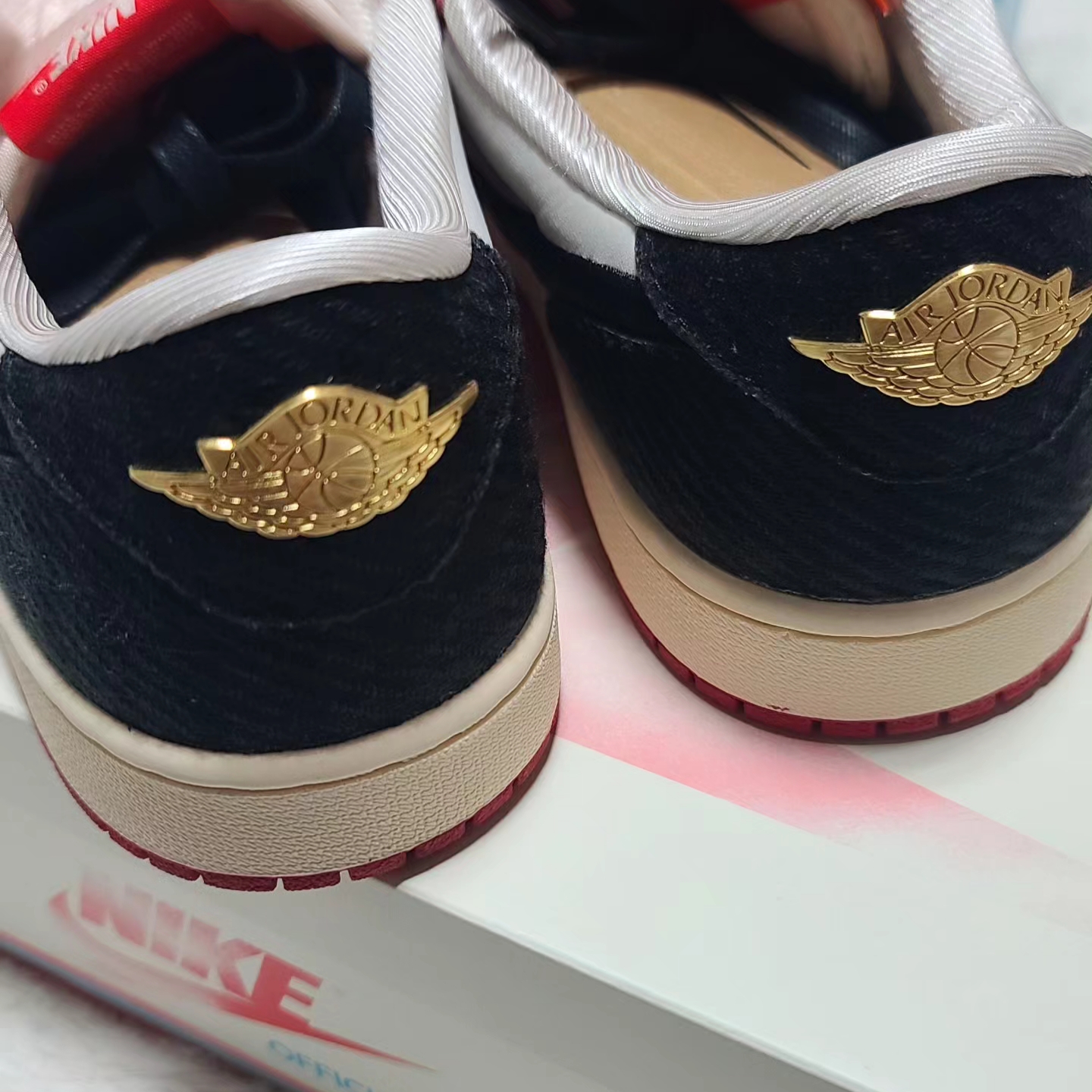 Jordan 1 x Trophy Room Retro Low OG SP Sail Varsity Red 착용 스타일 - 4
