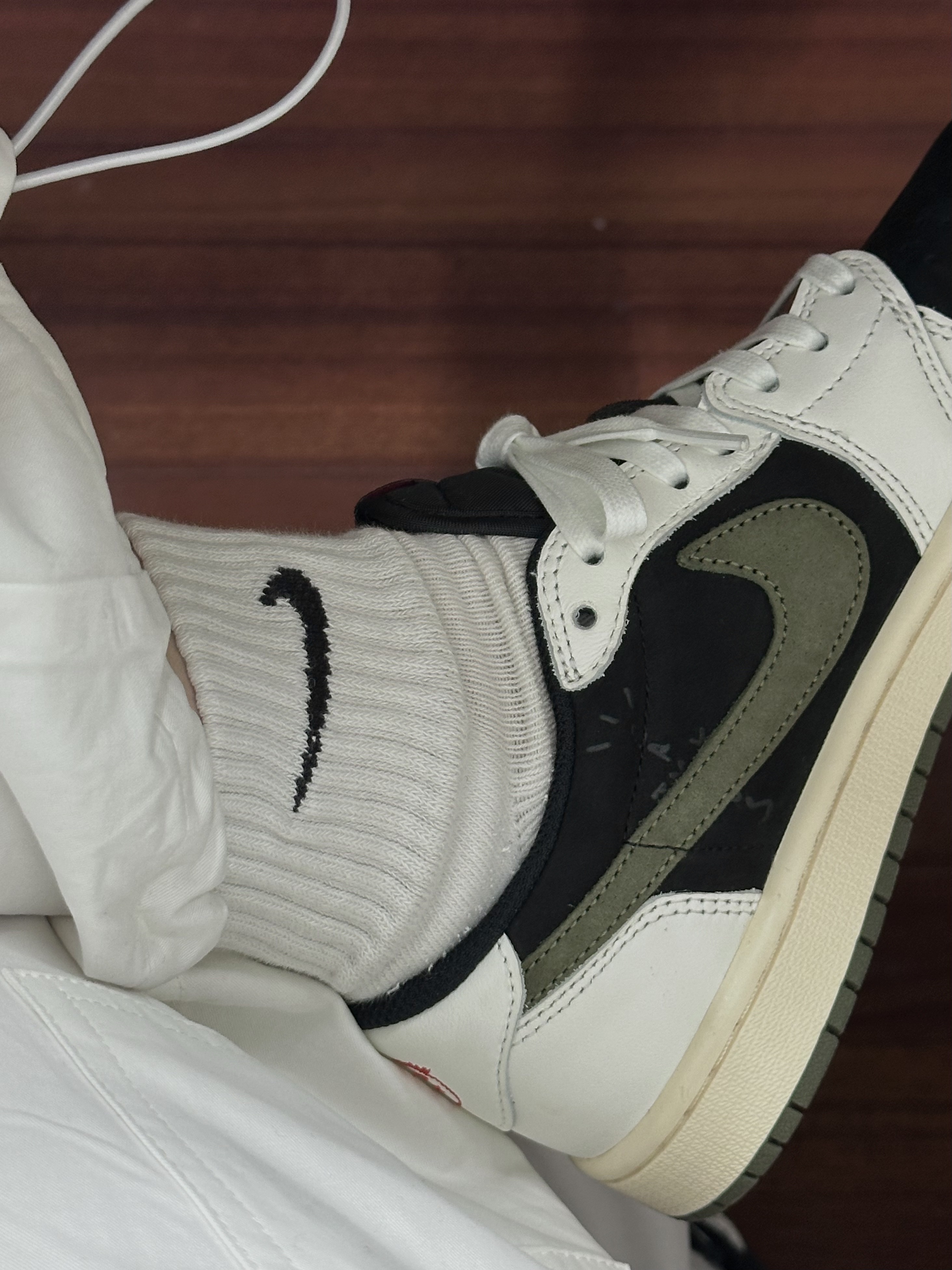 (W) Jordan 1 x Travis Scott Retro Low OG SP Medium Olive 착용 스타일 - 2