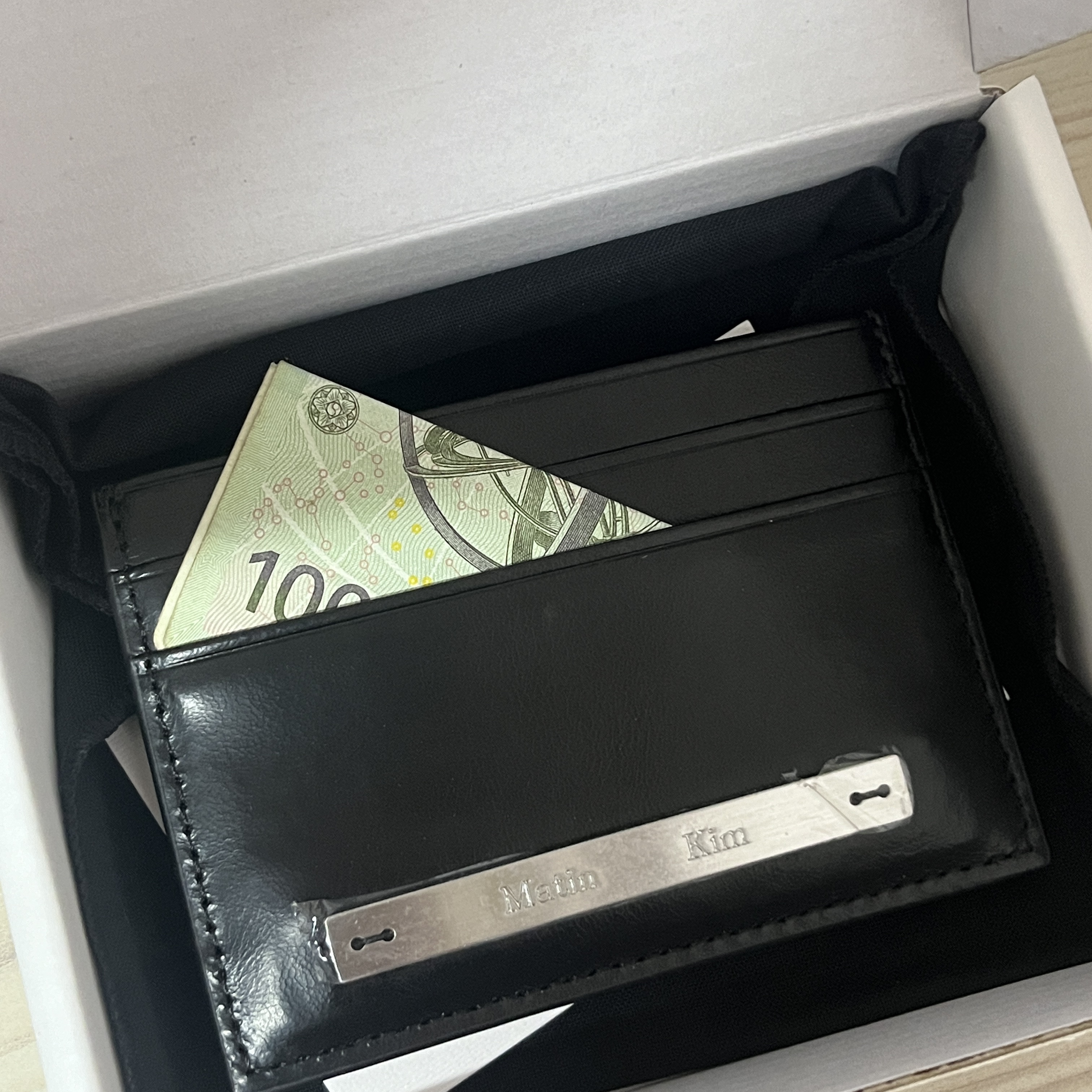 Matin Kim Vintage Card Wallet Black 착용 스타일 - 2