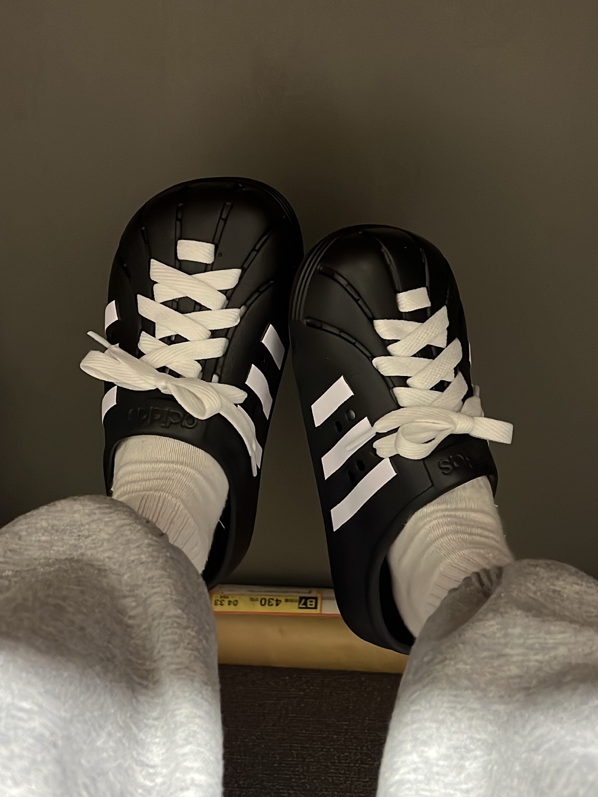 Adidas Adilette Clog Black White 착용 스타일