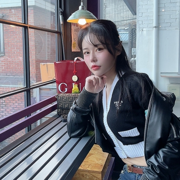 (W) Prada Cropped Cotton Cardigan Black White 착용 스타일 - 2
