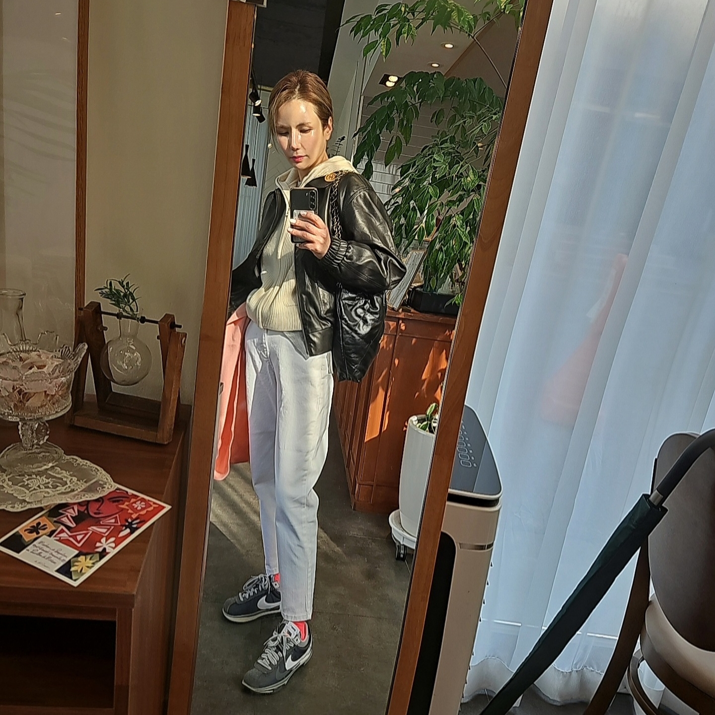 Nike x Sacai Zoom Cortez SP Iron Grey, Chanel 22 Small Handbag Shiny Calfskin & Gold Black 착용 스타일 - 3