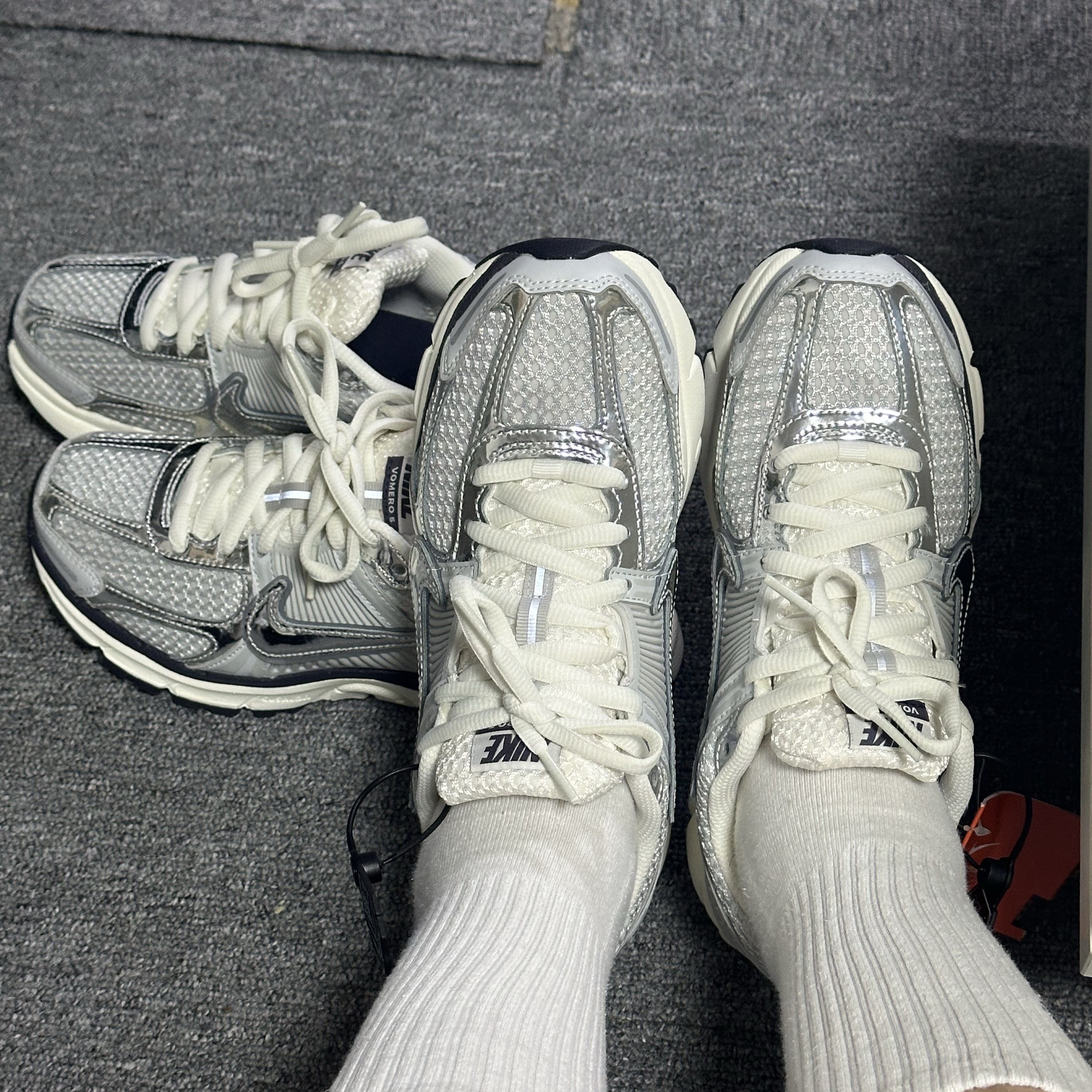 (W) Nike Zoom Vomero 5 Photon Dust and Metallic Silver 착용 스타일 - 1