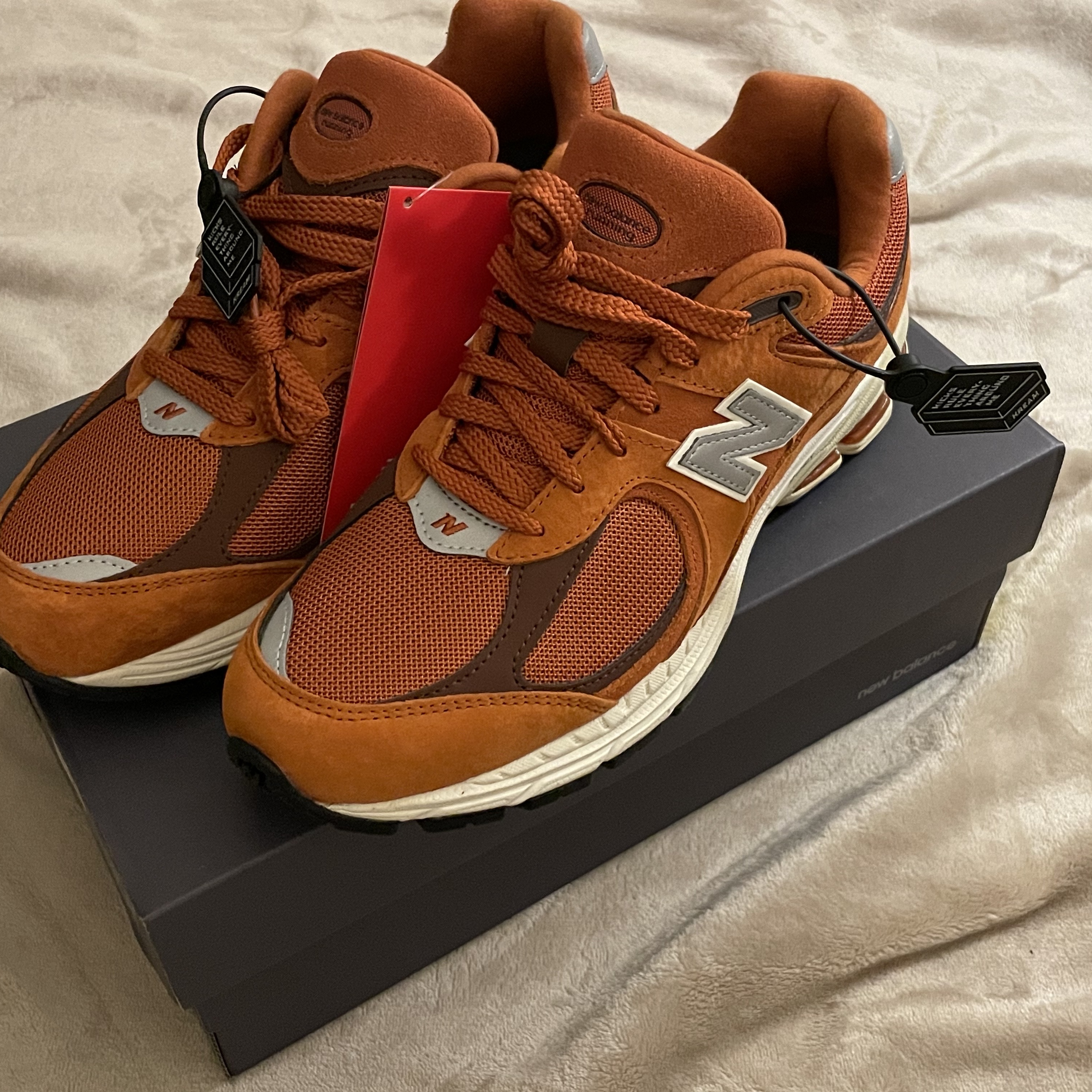 New Balance 2002R Rust Oxide 착용 스타일 - 1