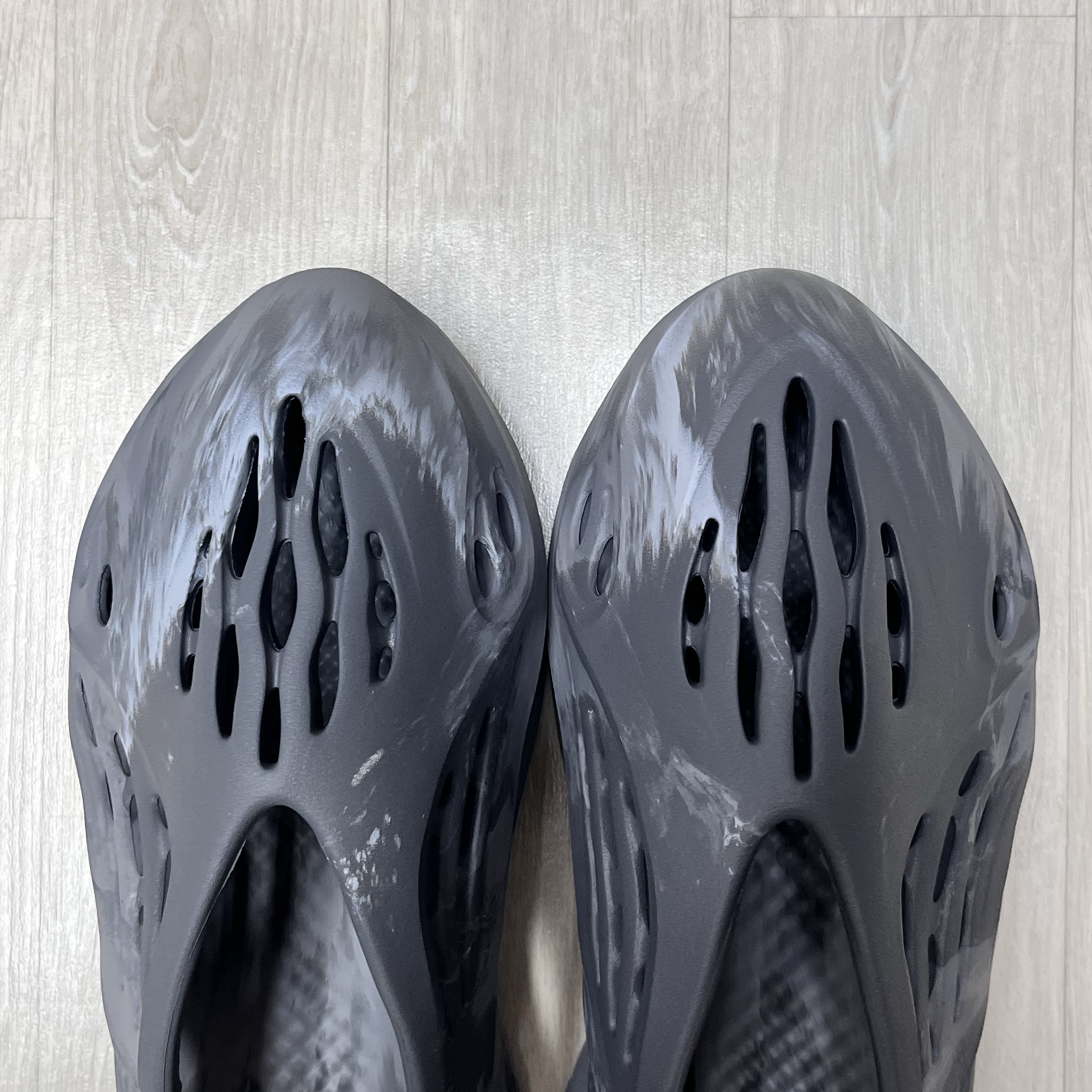 Adidas Yeezy Foam RNNR MX Granite 착용 스타일 - 2