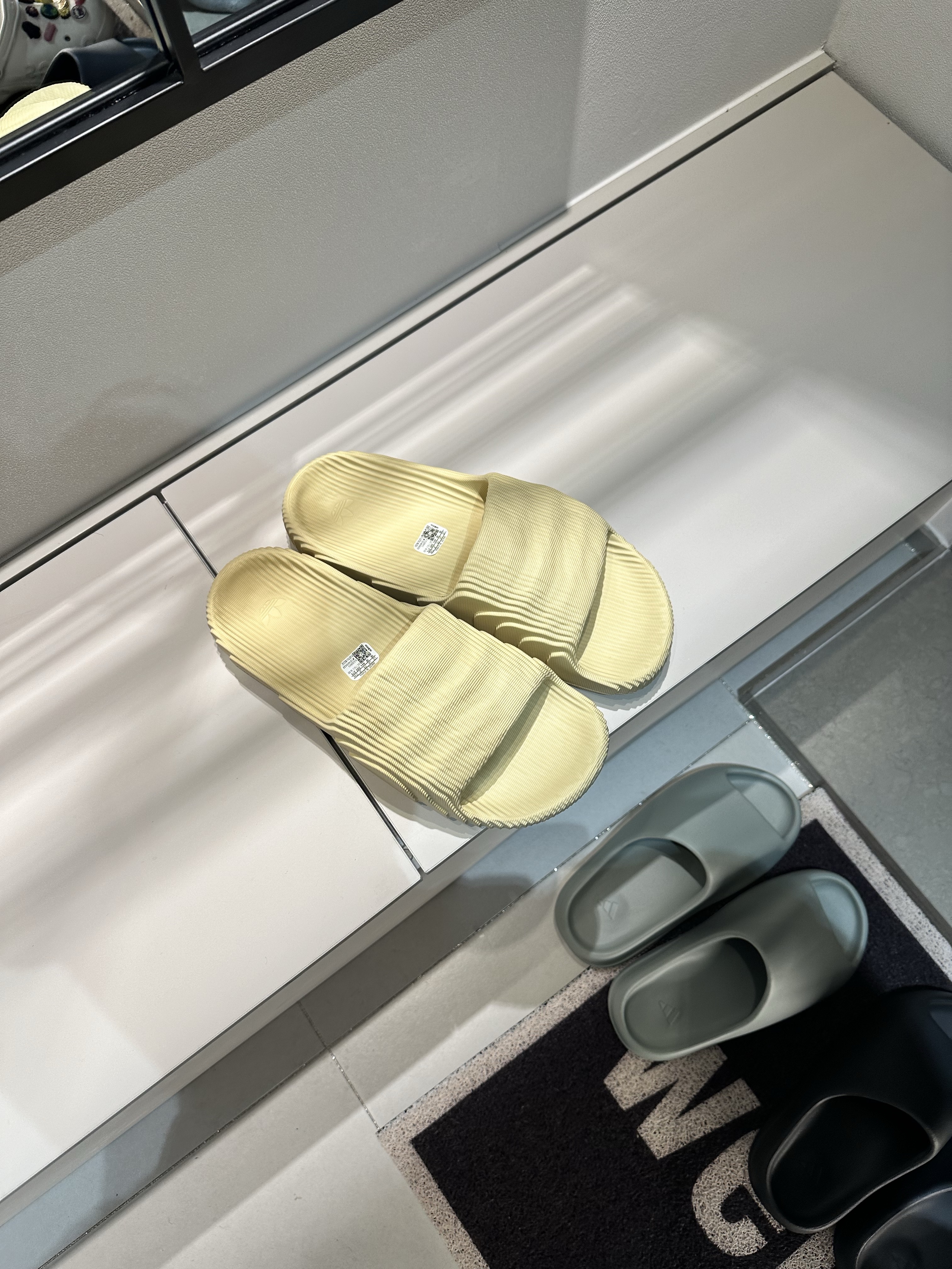 Adidas Adilette 22 Desert Sand 착용 스타일 - 2