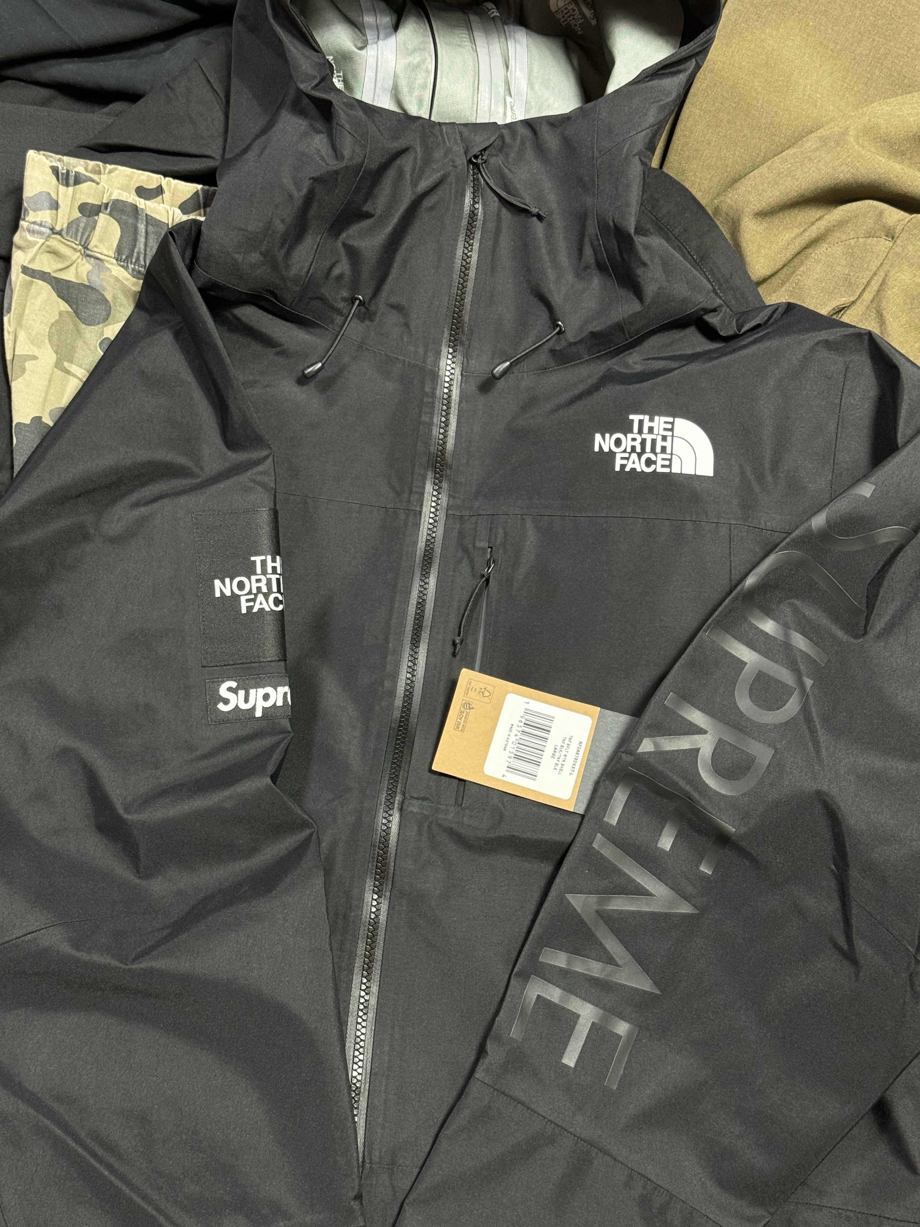 Supreme x The North Face Split Taped Seam Shell Jacket Black - 24SS, Apple iPhone 15 Pro Max 512GB Natural Titanium (Korean Ver.) 착용 스타일 - 3