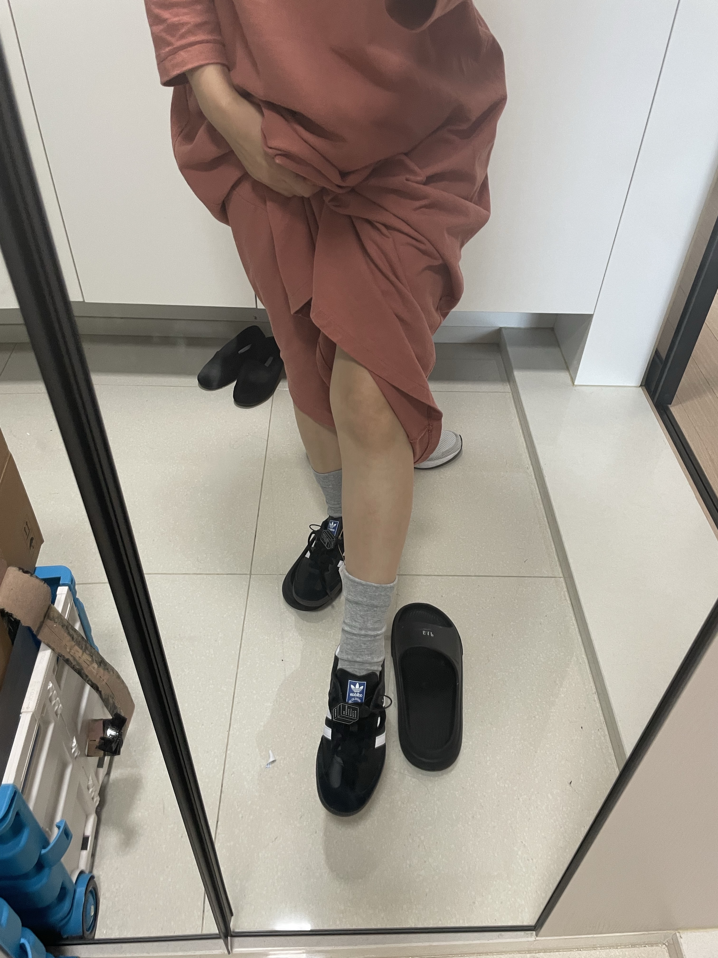 Adidas Samba OG Black White Gum 착용 스타일