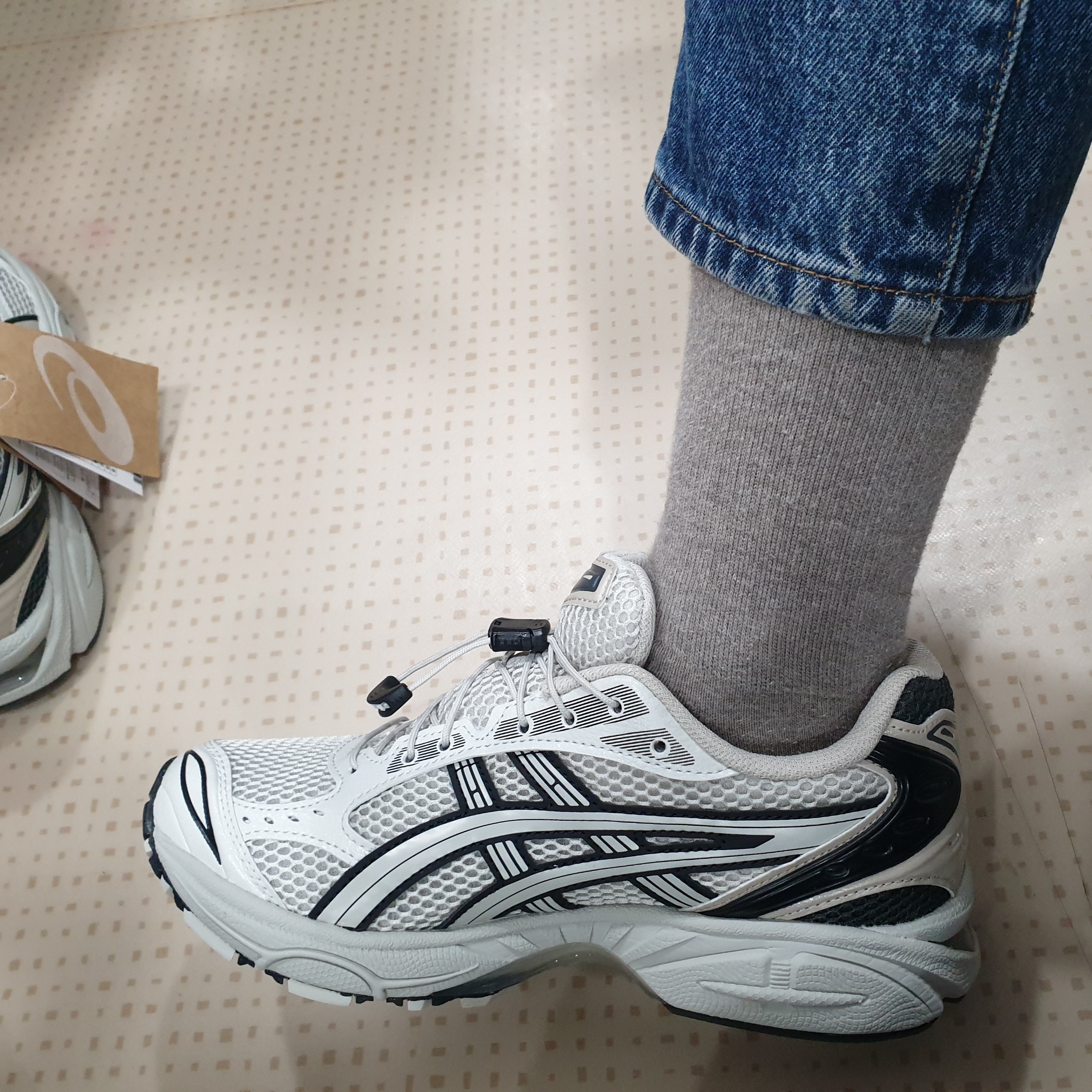 Asics Unlimited Gel-Kayano 14 Smoke Grey 착용 스타일 - 1