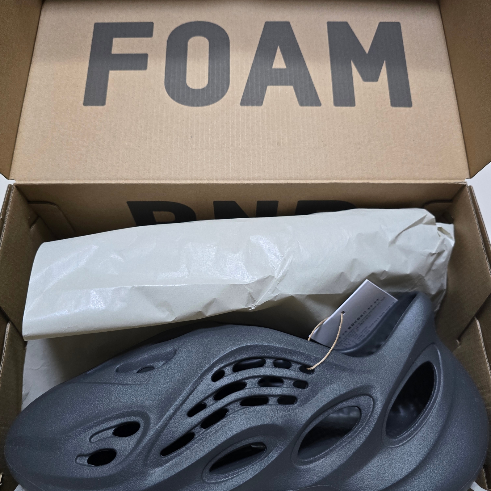 Adidas Yeezy Foam RNNR Carbon 착용 스타일
