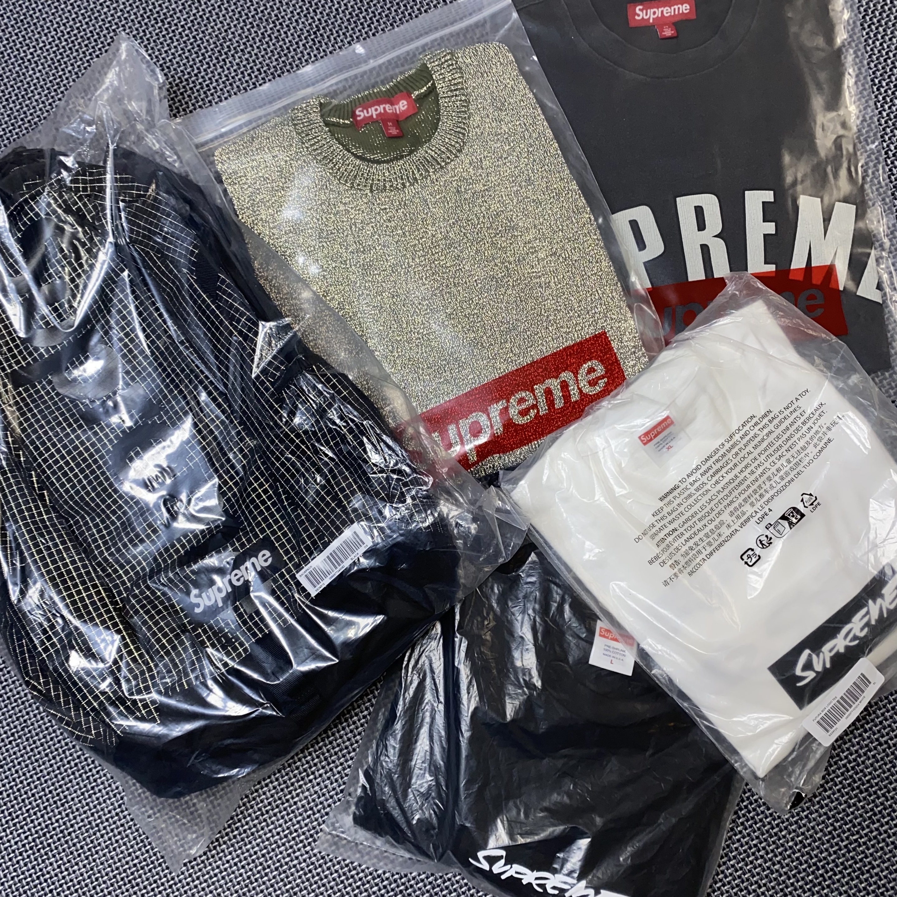Supreme Backpack Black - 24SS, Supreme Futura Box Logo T-Shirt Black - 24SS 착용 스타일