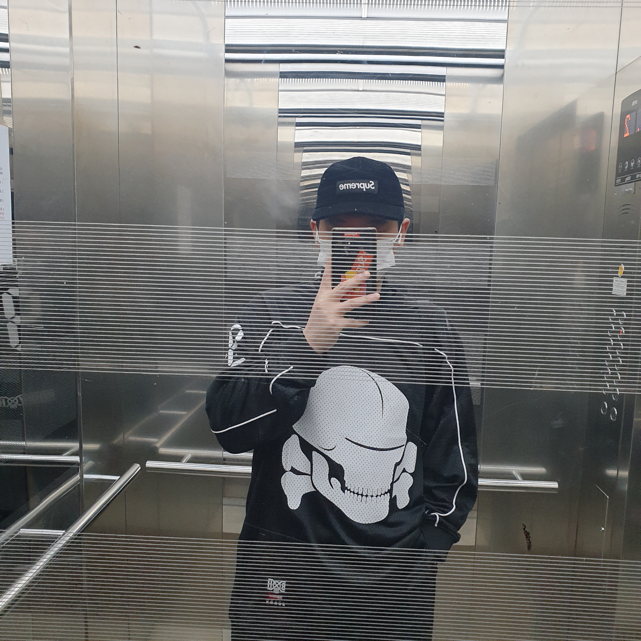 Supreme x Bounty Hunter Mesh Moto Jersey Black - 23FW, Supreme 2-Tone Corduroy Camp Cap Black - 23SS 착용 스타일