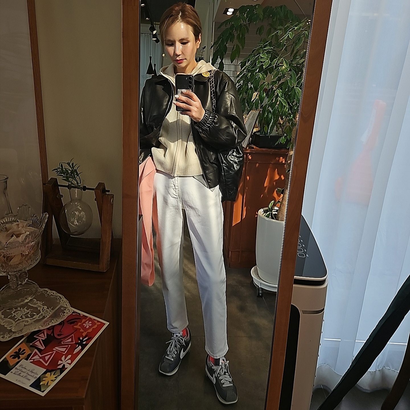 Nike x Sacai Zoom Cortez SP Iron Grey, Chanel 22 Small Handbag Shiny Calfskin & Gold Black 착용 스타일 - 2