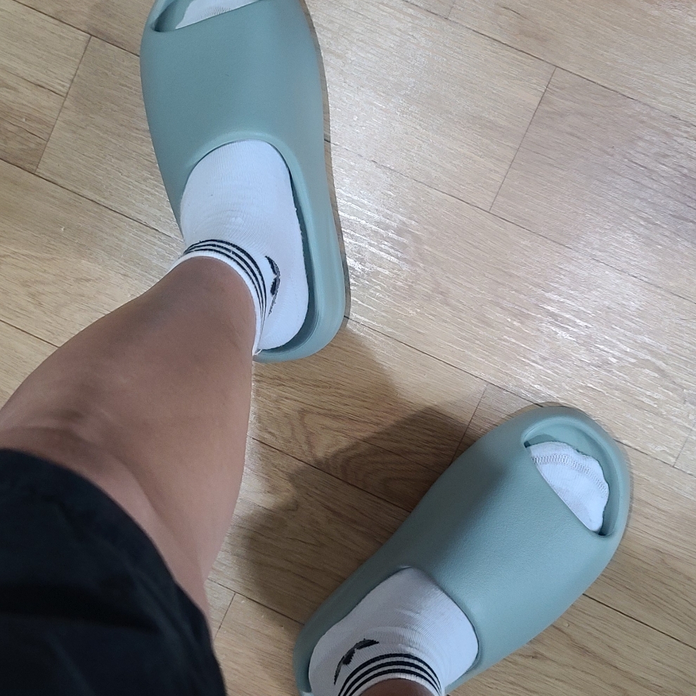 Adidas Yeezy Slide Salt 착용 스타일