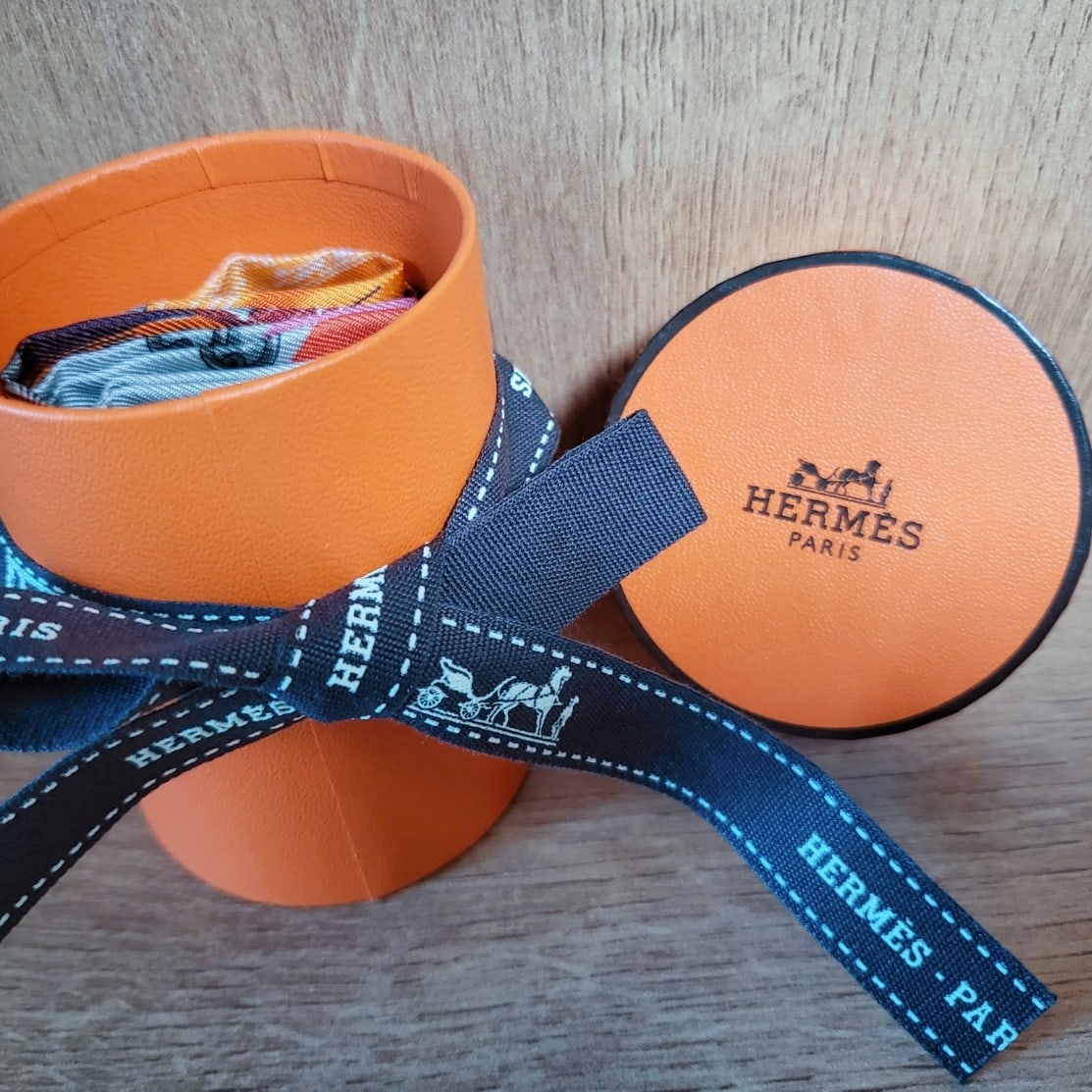 (W) Hermes Cavalcades Twilly Gris Perle Orange Acajou 착용 스타일
