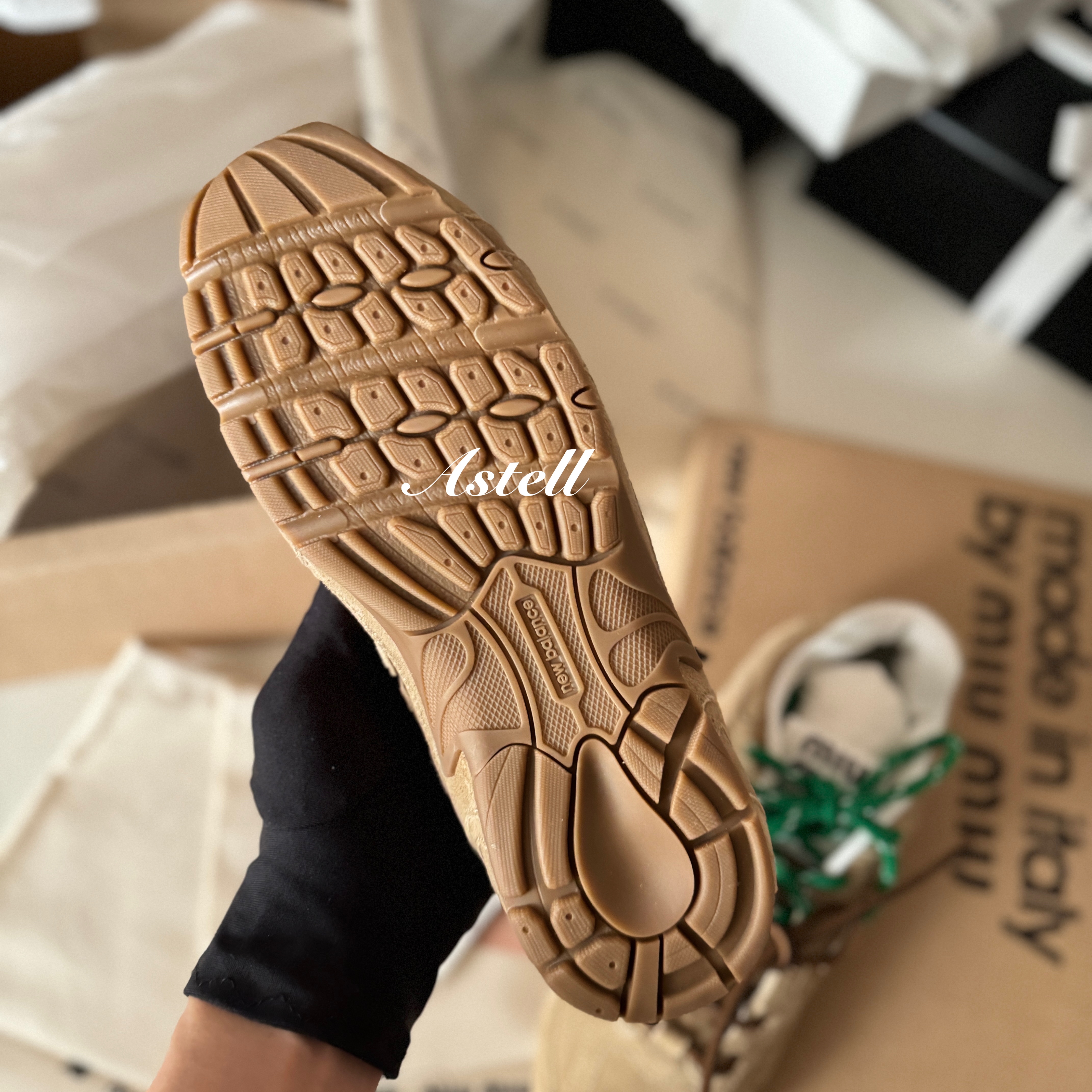 (W) New Balance x Miu Miu 530 Suede Mesh Sneakers Ecru 착용 스타일 - 4