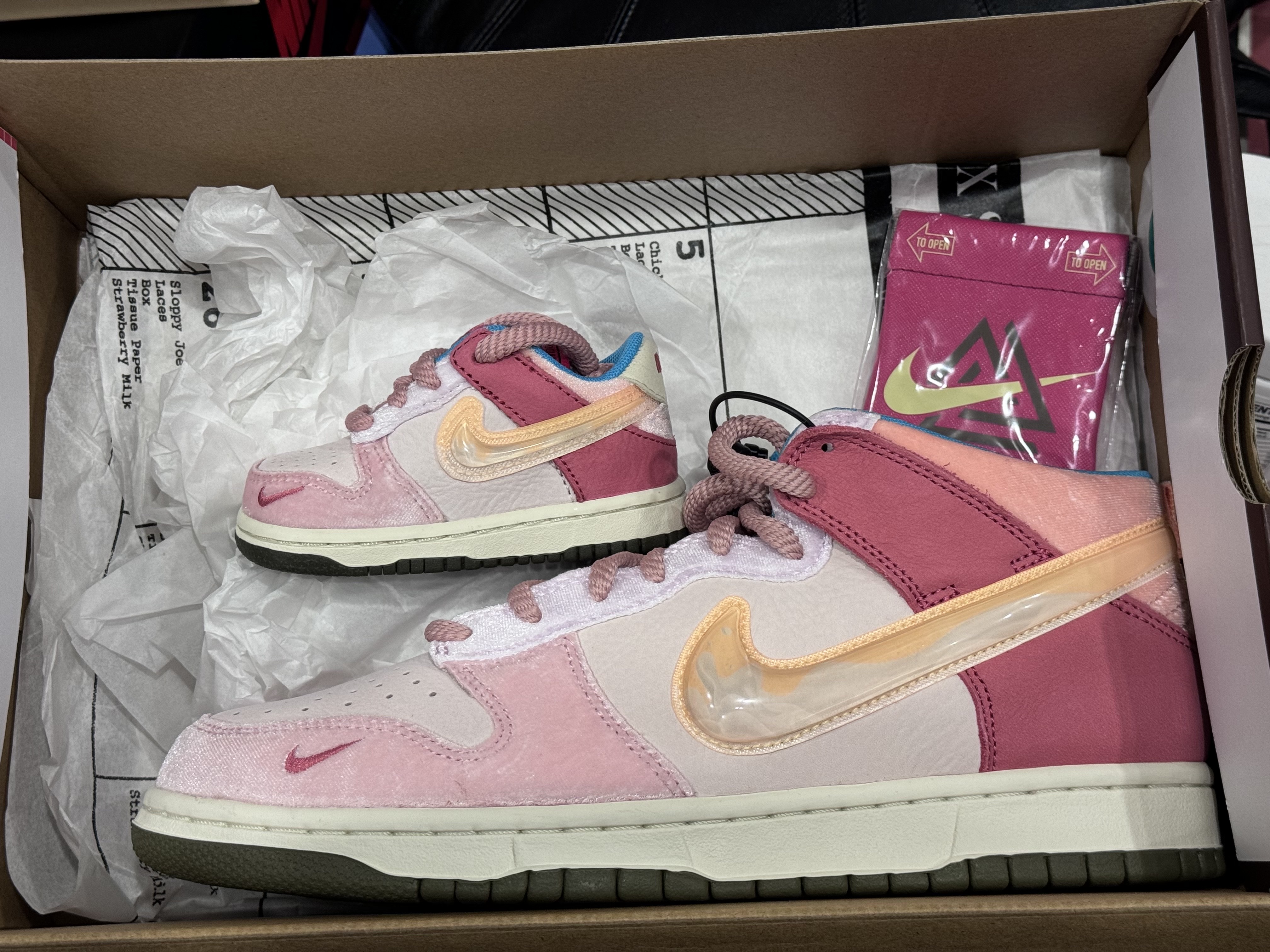 (TD) Nike x Social Status Dunk Low Free Lunch Strawberry Milk, Nike x Social Status Dunk Mid Free Lunch Strawberry Milk 착용 스타일 - 2