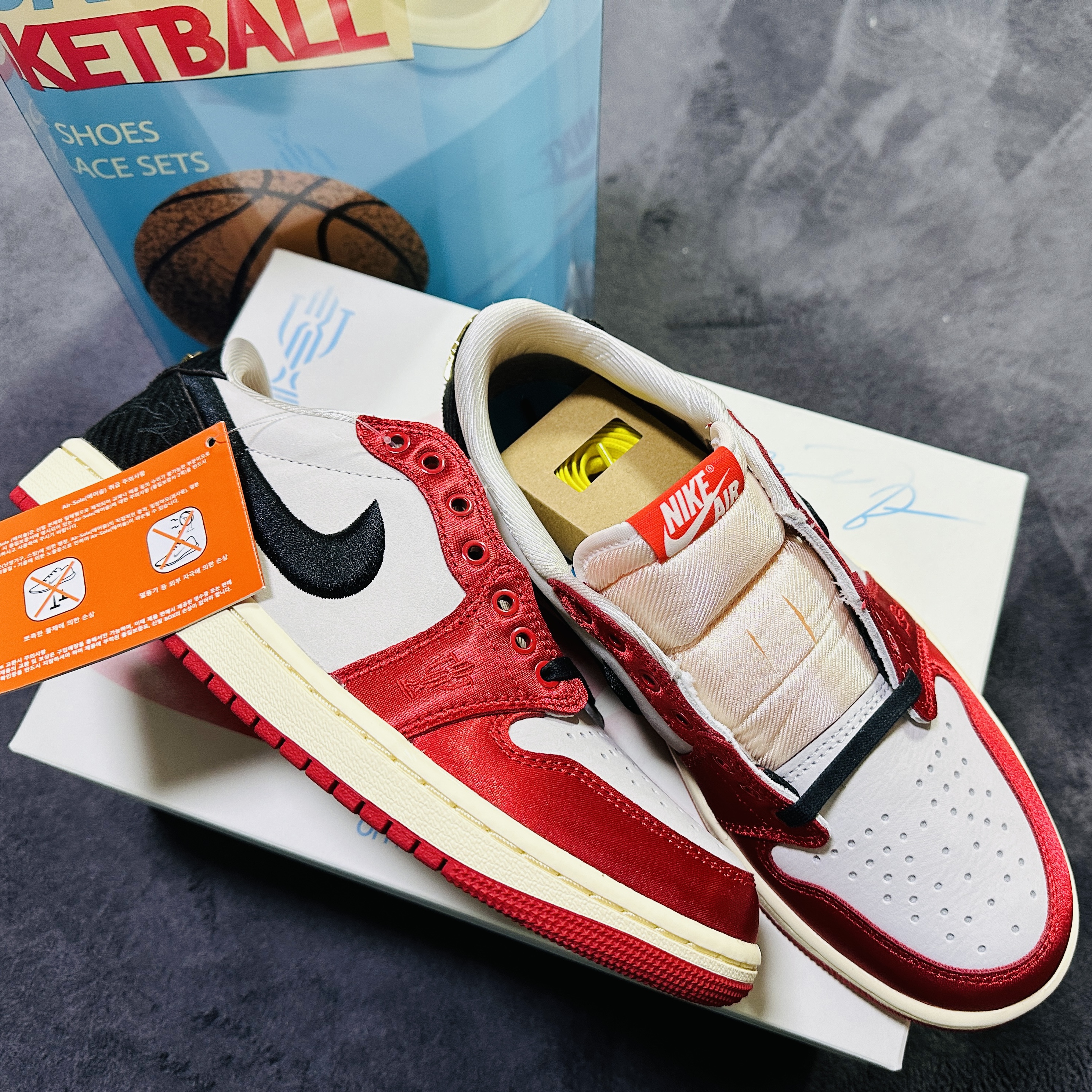 Jordan 1 x Trophy Room Retro Low OG SP Sail Varsity Red 착용 스타일