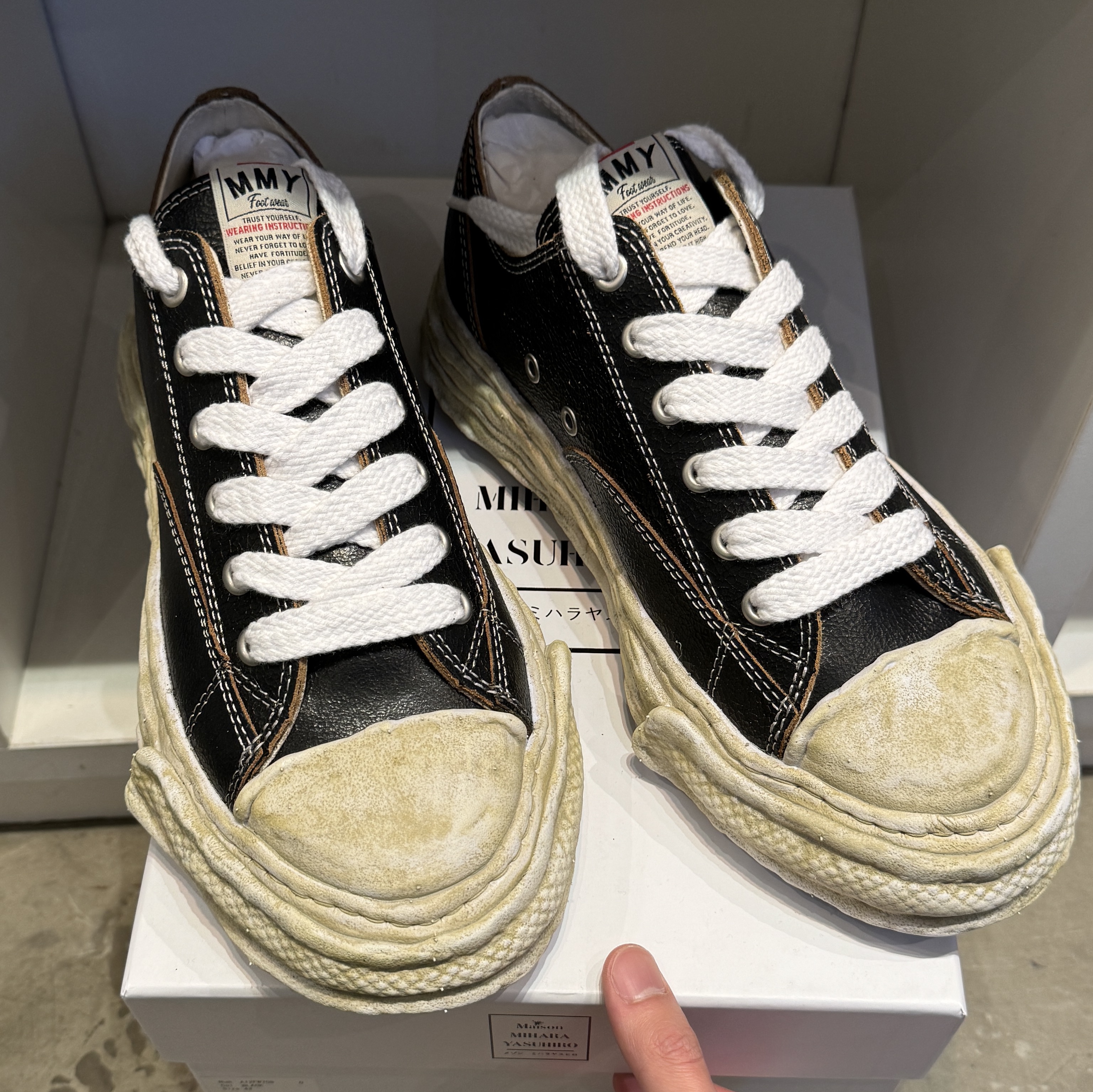 Maison Mihara Yasuhiro Peterson23 OG Sole Cracking Leather Low-top Sneakers Black 착용 스타일
