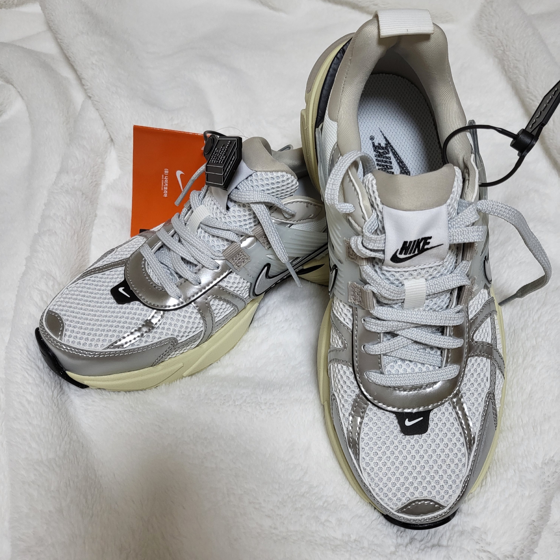 Nike V2K Run Summit White Metallic Silver 착용 스타일 - 2