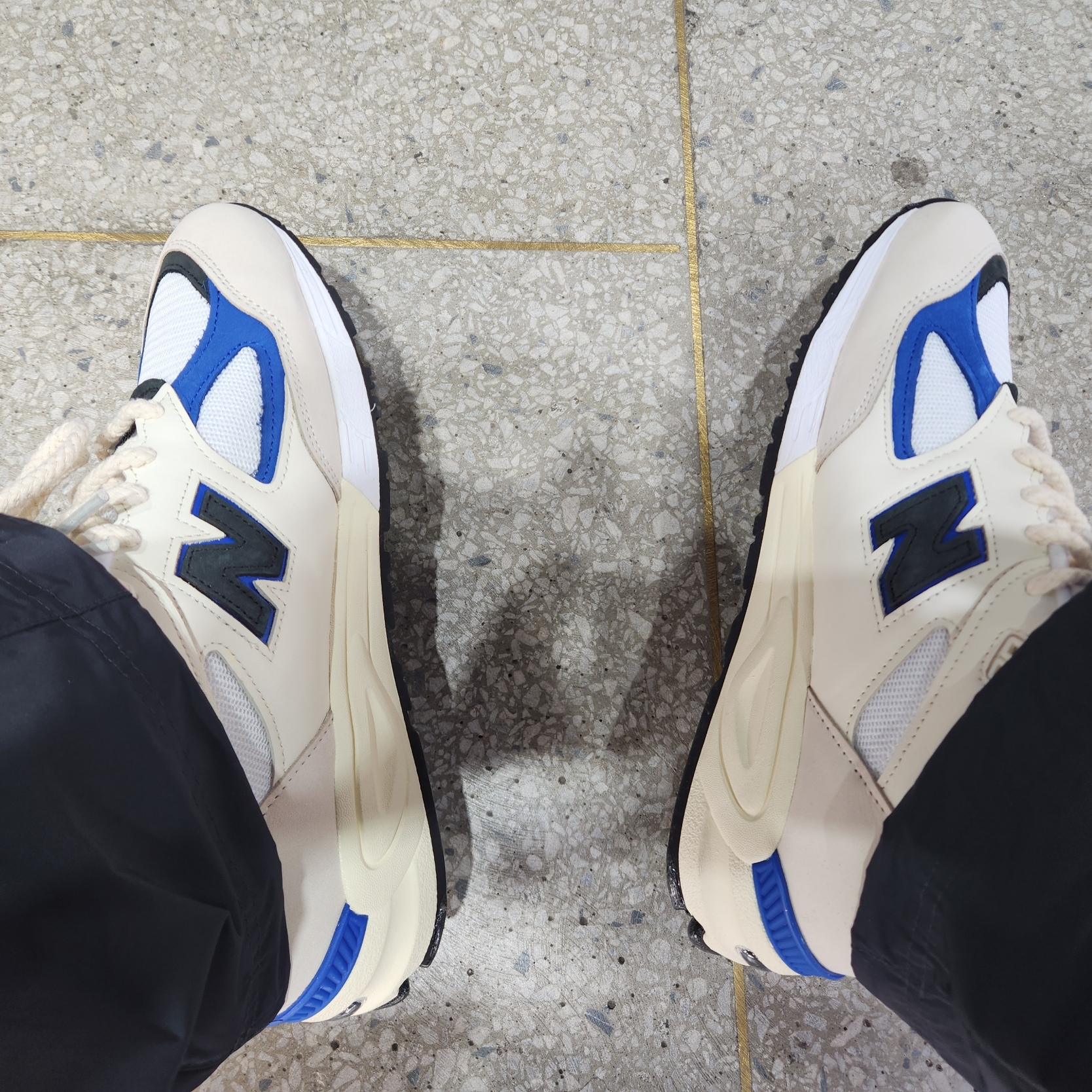 New Balance 990v2 Made in USA White Blue 착용 스타일 - 4