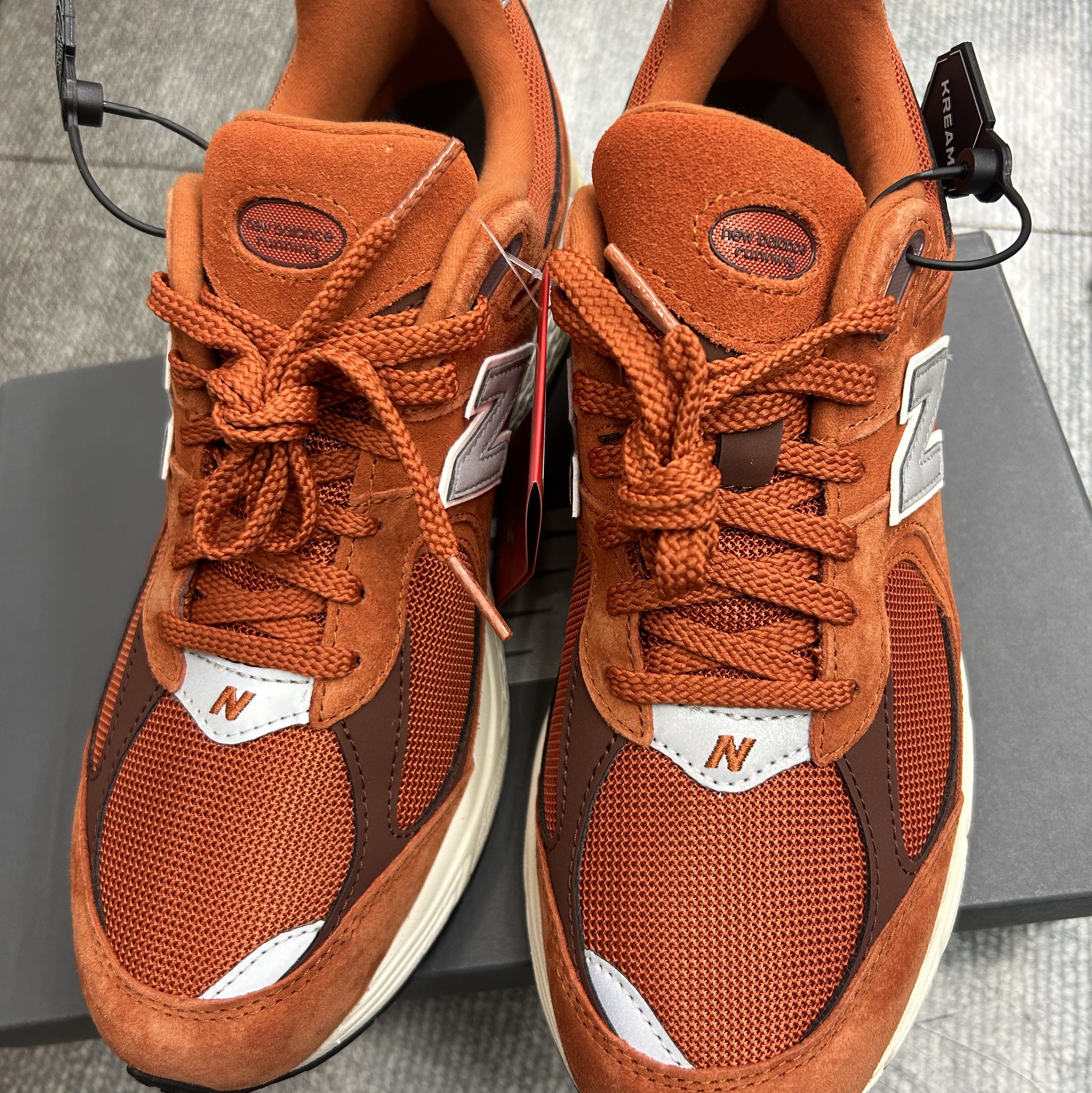 New Balance 2002R Rust Oxide 착용 스타일