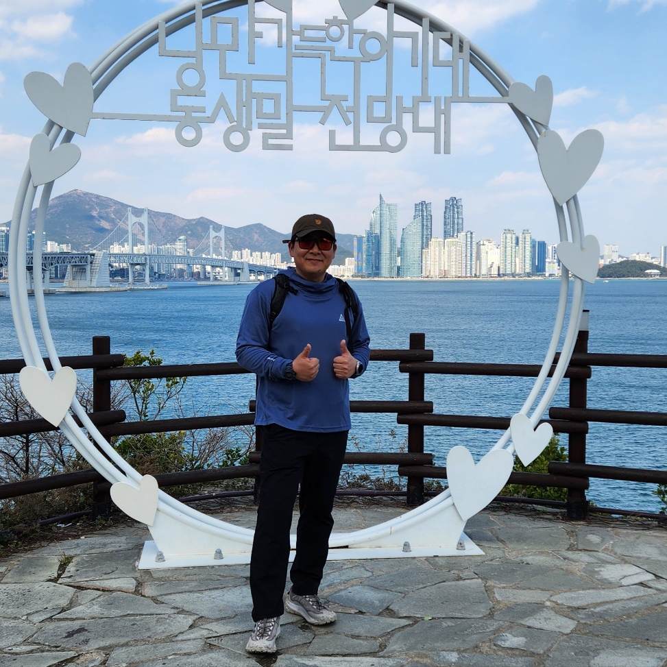 Oakley Holbrook XL Matte Black Frame Prizm Ruby Lenses High Bridge Fit, Nike ACG Mountain Fly 2 Low Light Iron Ore Black 착용 스타일