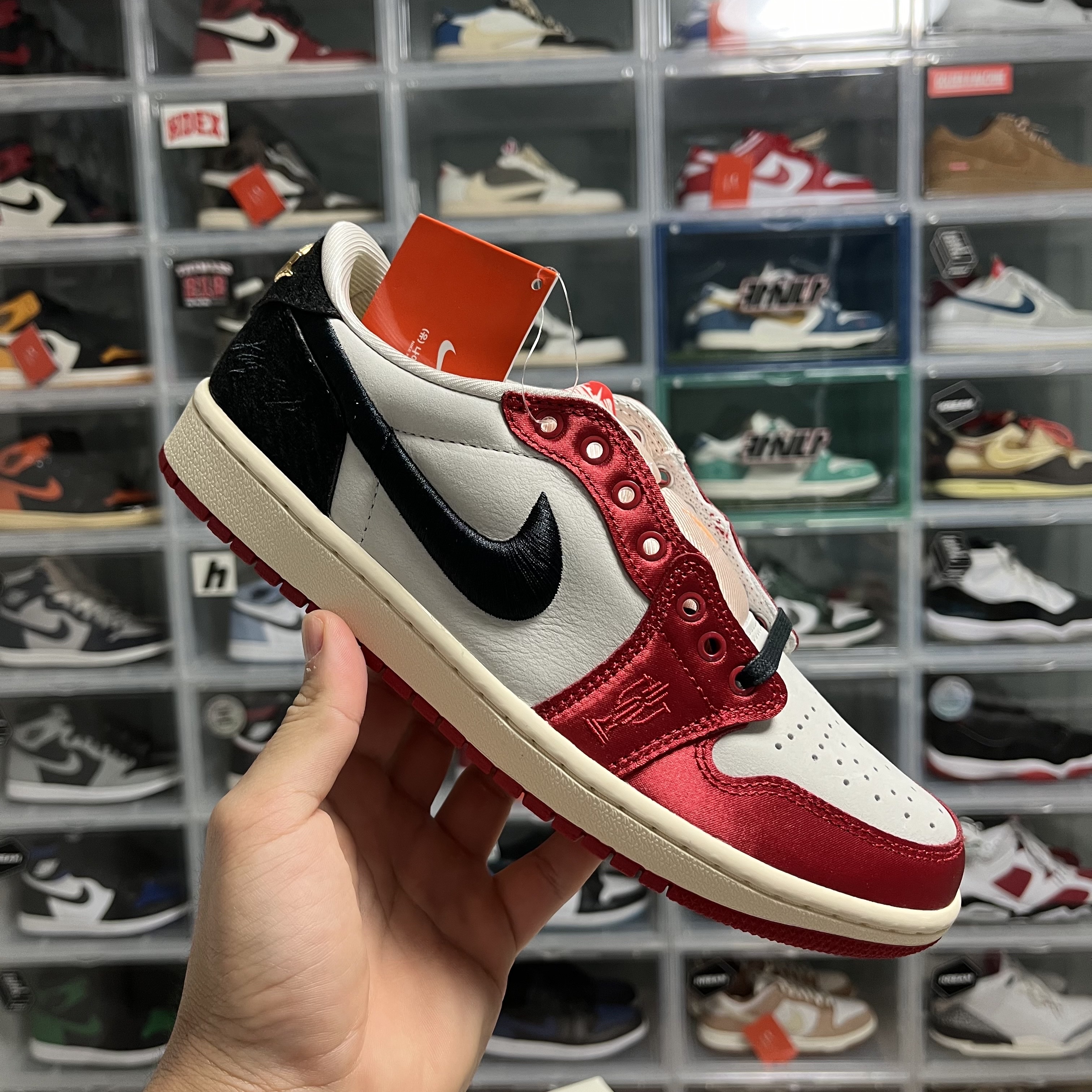 Jordan 1 x Trophy Room Retro Low OG SP Sail Varsity Red 착용 스타일 - 3