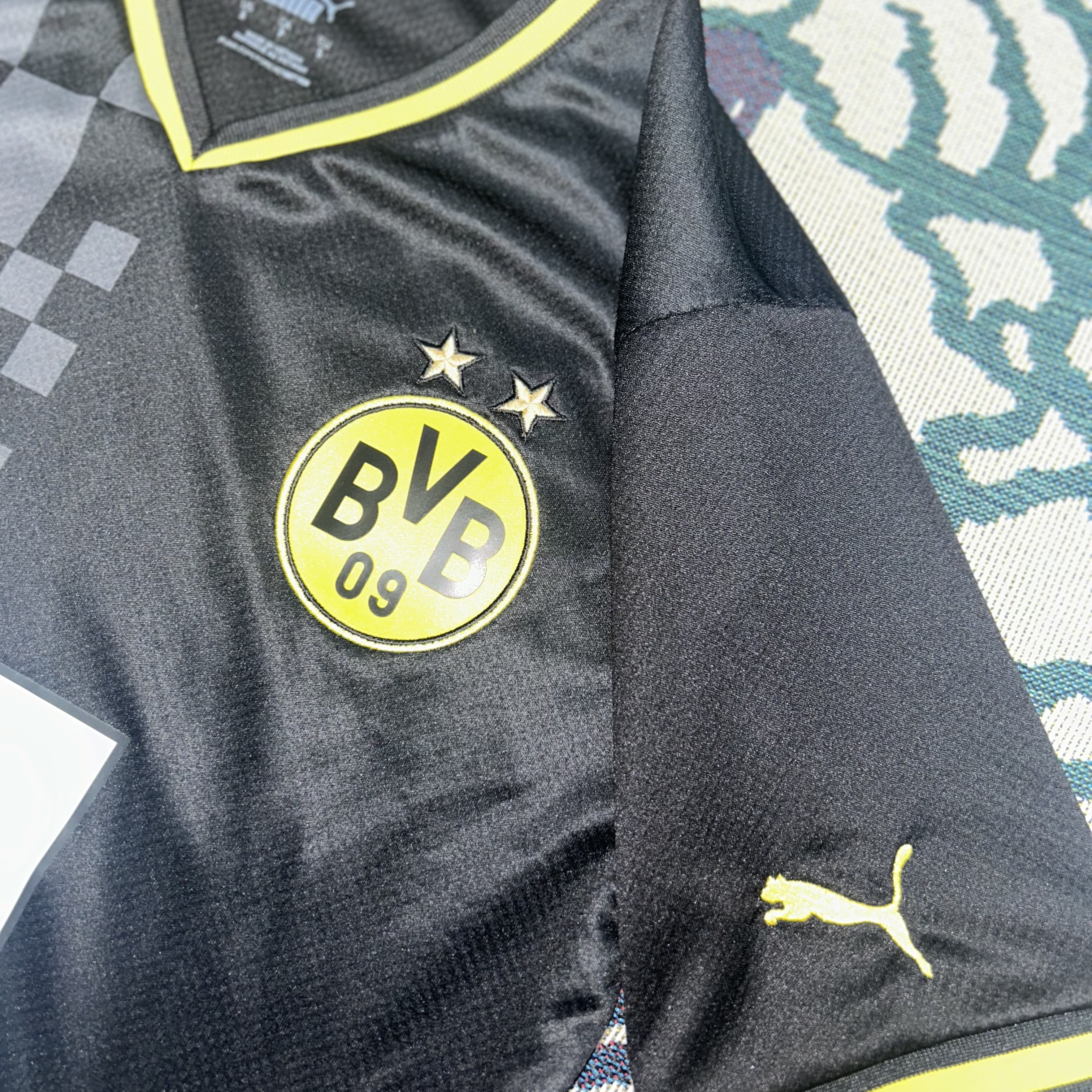 Puma Borussia Dortmund 2022/23 Away Jersey Replica Black (Non Marking Ver.) 착용 스타일 - 5