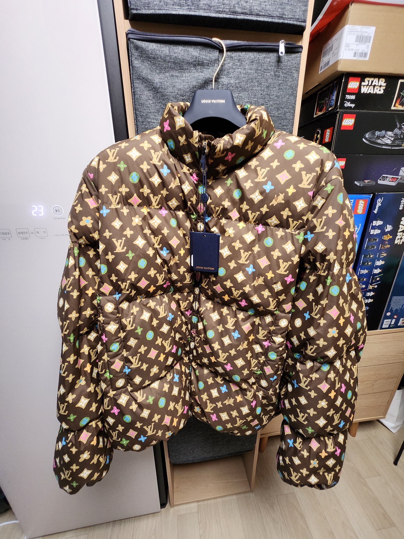 Louis Vuitton Monogram Printed Light Down Jacket Brown, Louis Vuitton Short Sleeved Cotton Intarsia Crewneck Sienna 착용 스타일 - 1