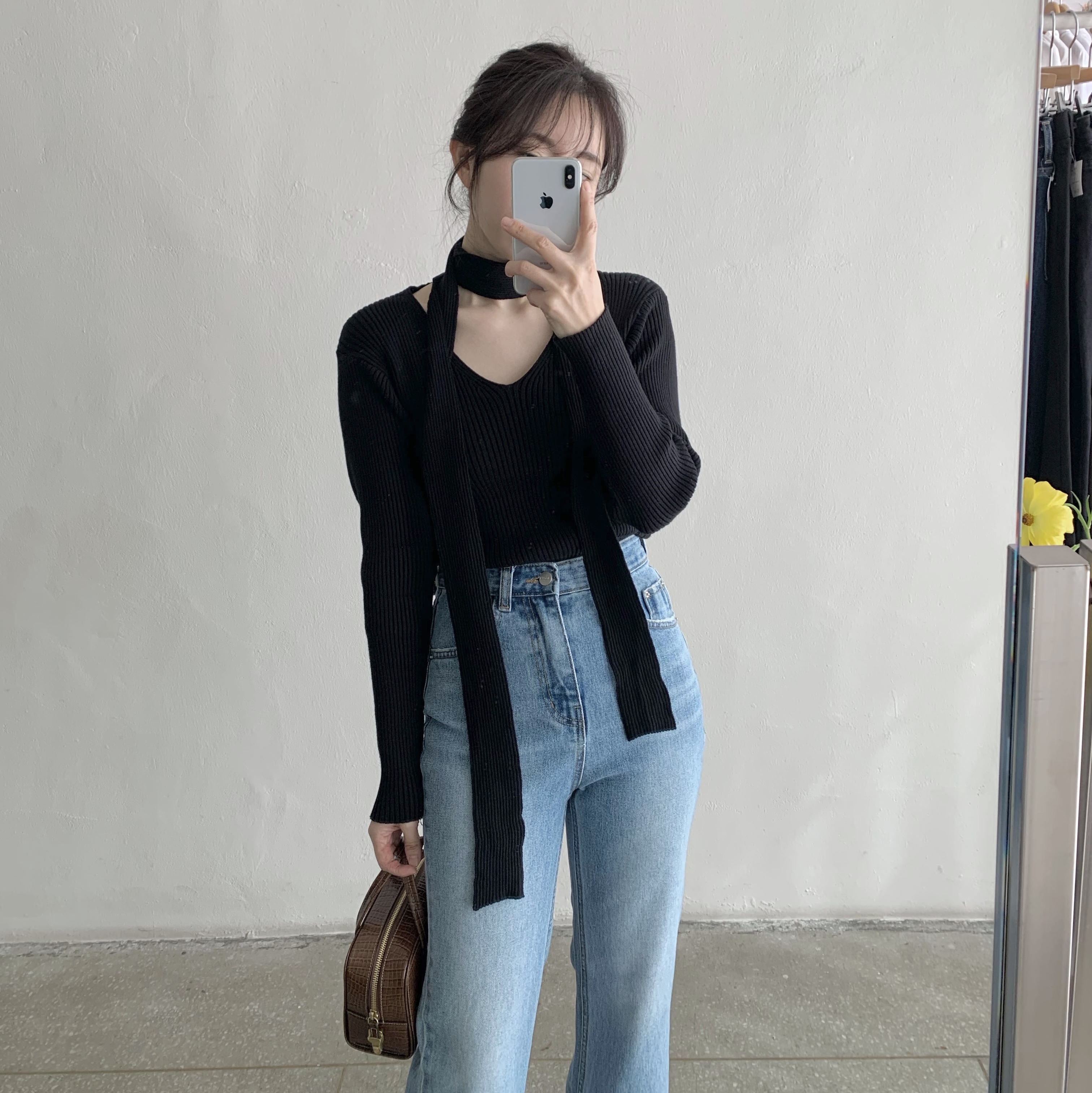 Tout Y Est Sac Loquet Small Bag Caramel 착용 스타일 - 1
