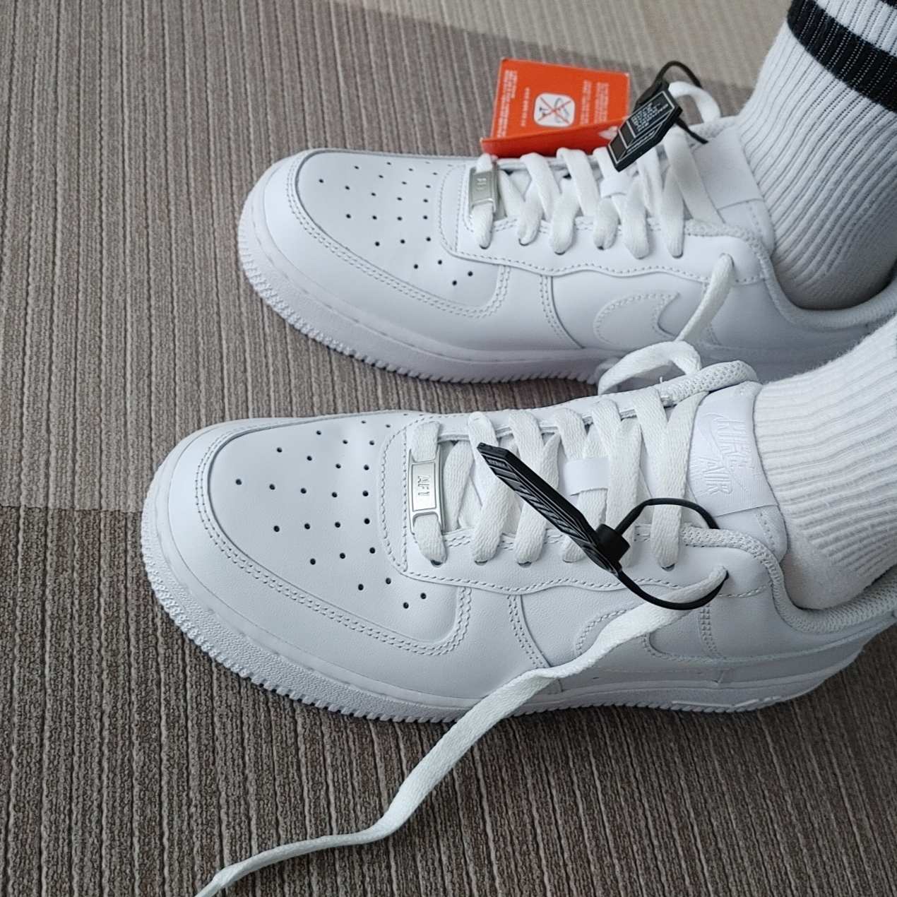 (W) Nike Air Force 1 '07 Low White 착용 스타일 - 1