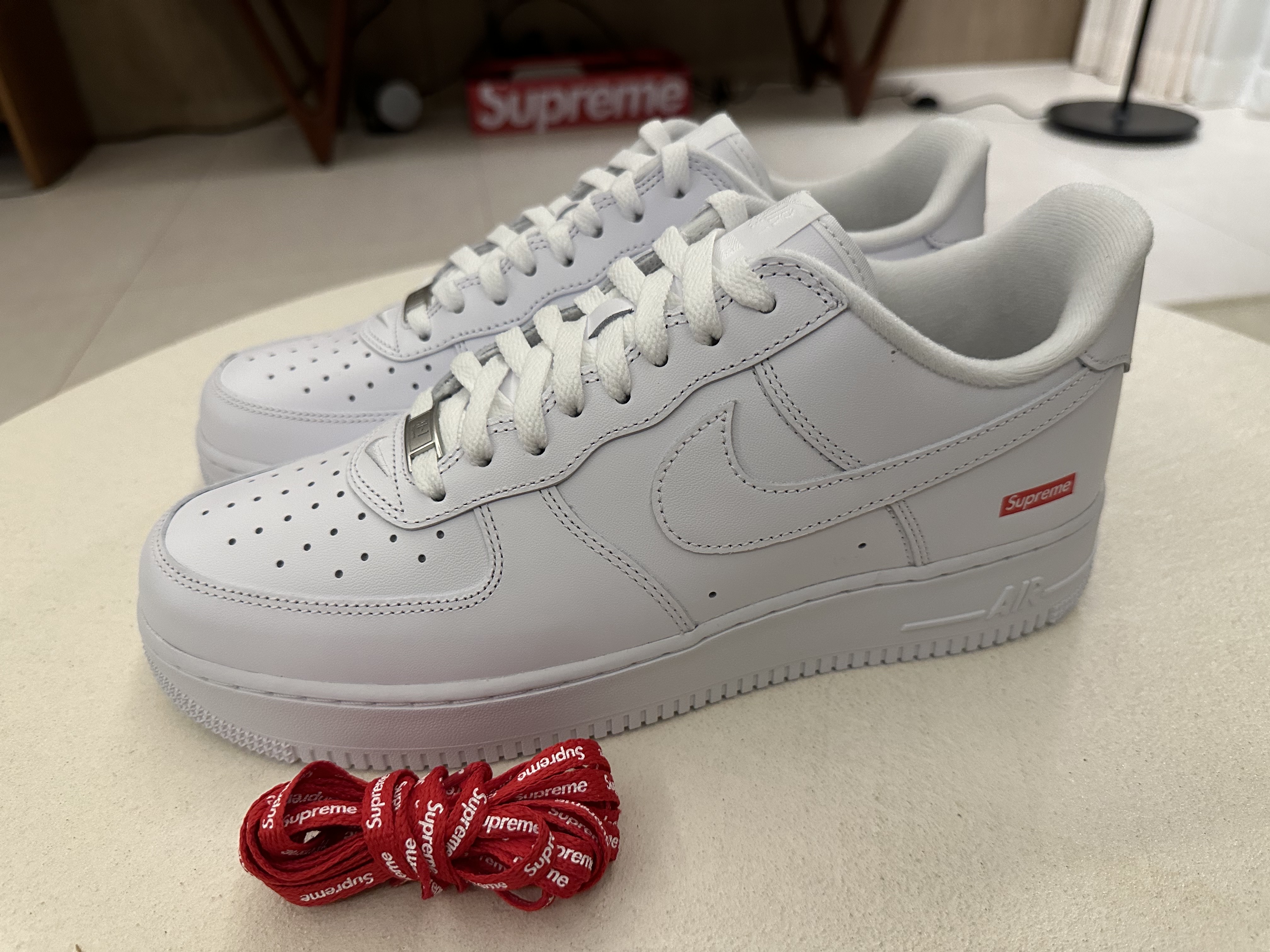 Nike x Supreme Air Force 1 Low White 착용 스타일 - 2