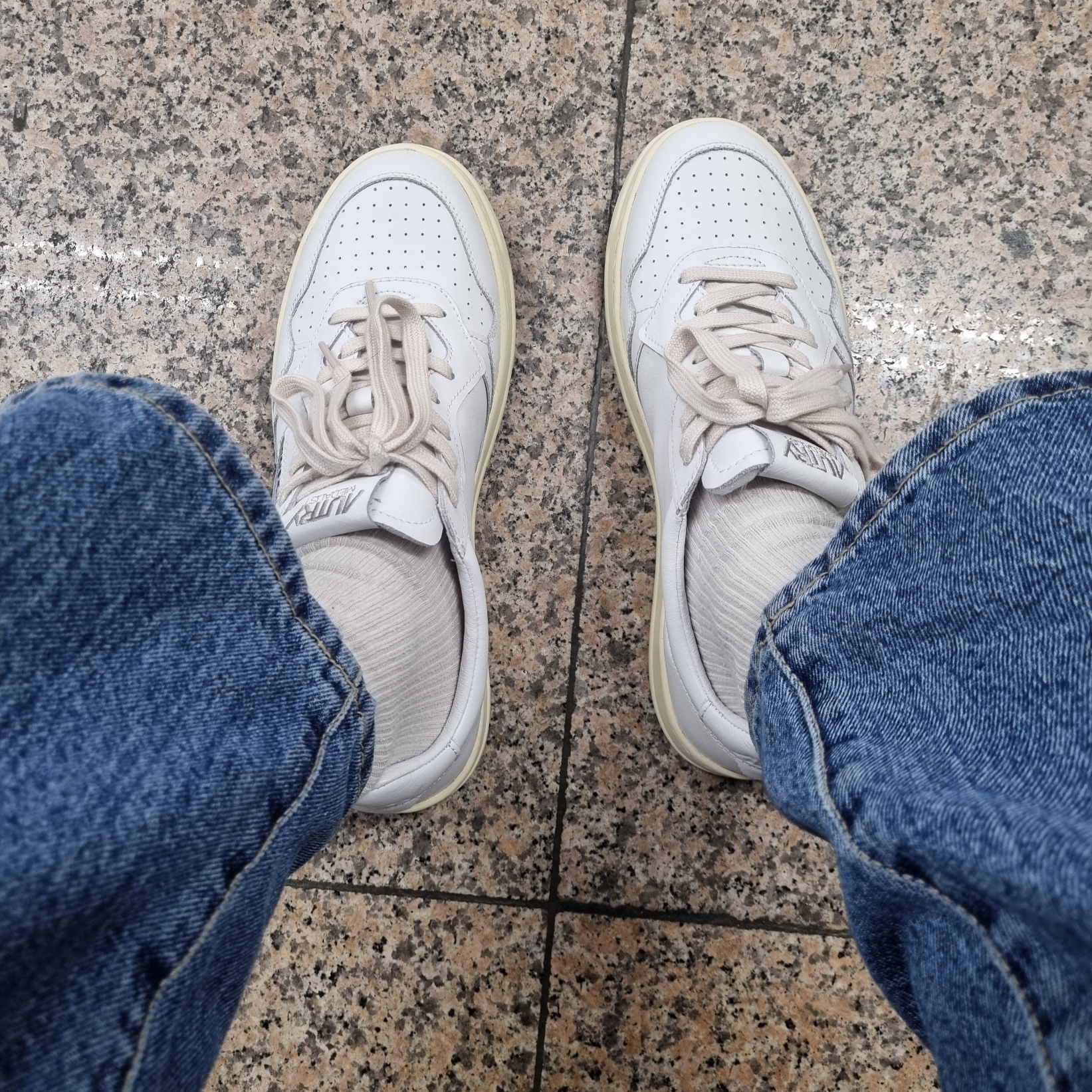 Autry Medalist Low Leather Sneakers White 착용 스타일