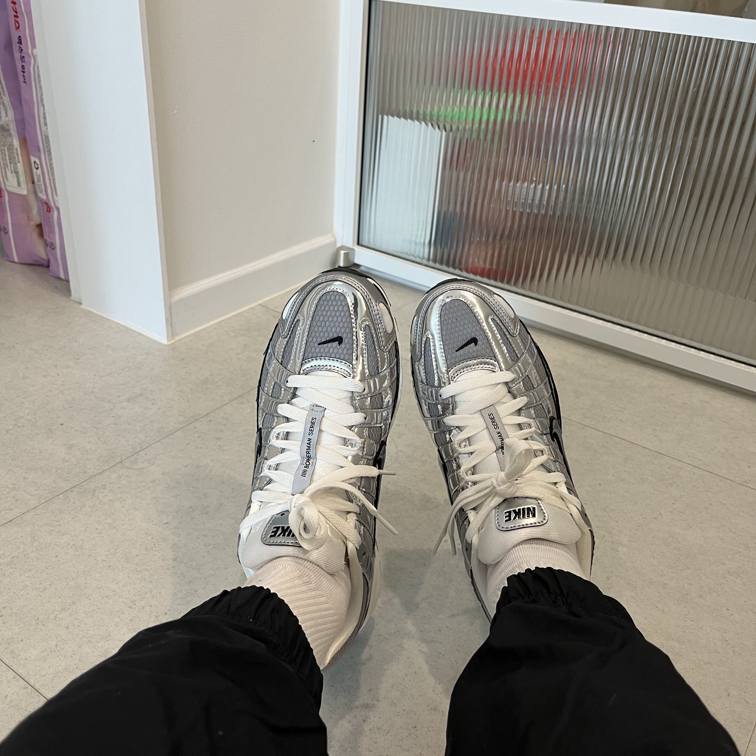 Nike P-6000 Metallic Silver 착용 스타일 - 1