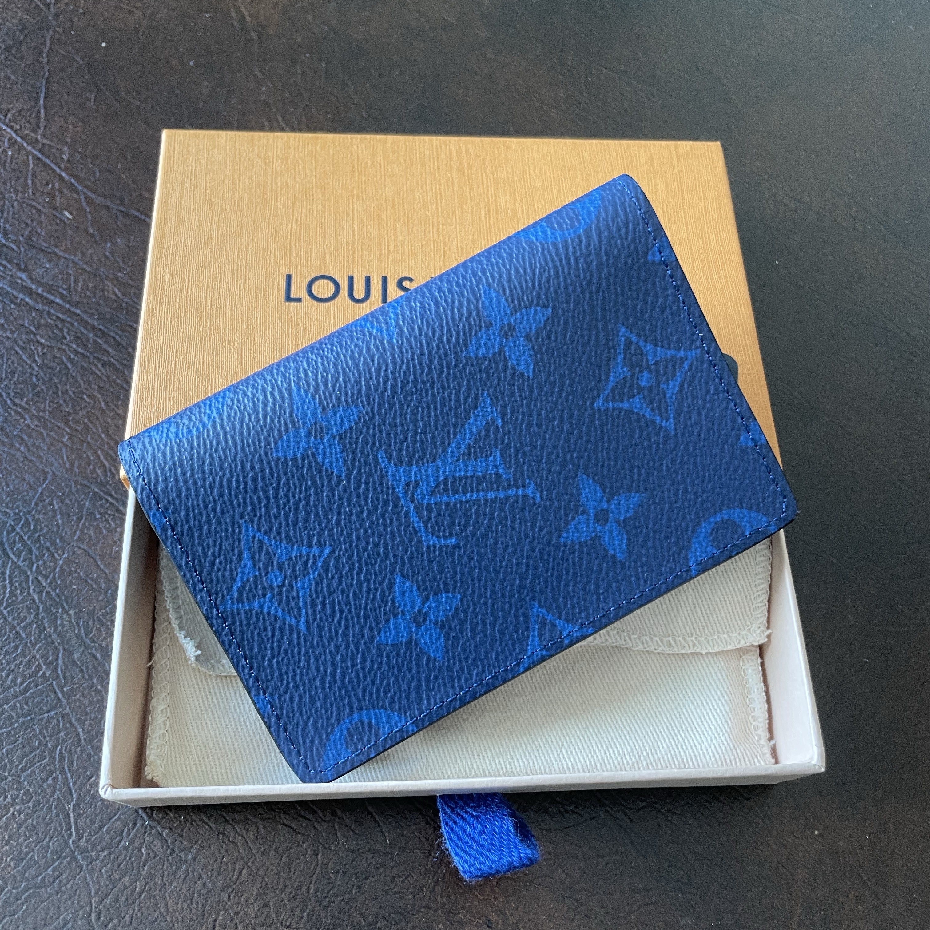 Louis Vuitton Pocket Organizer Navy Blue 착용 스타일