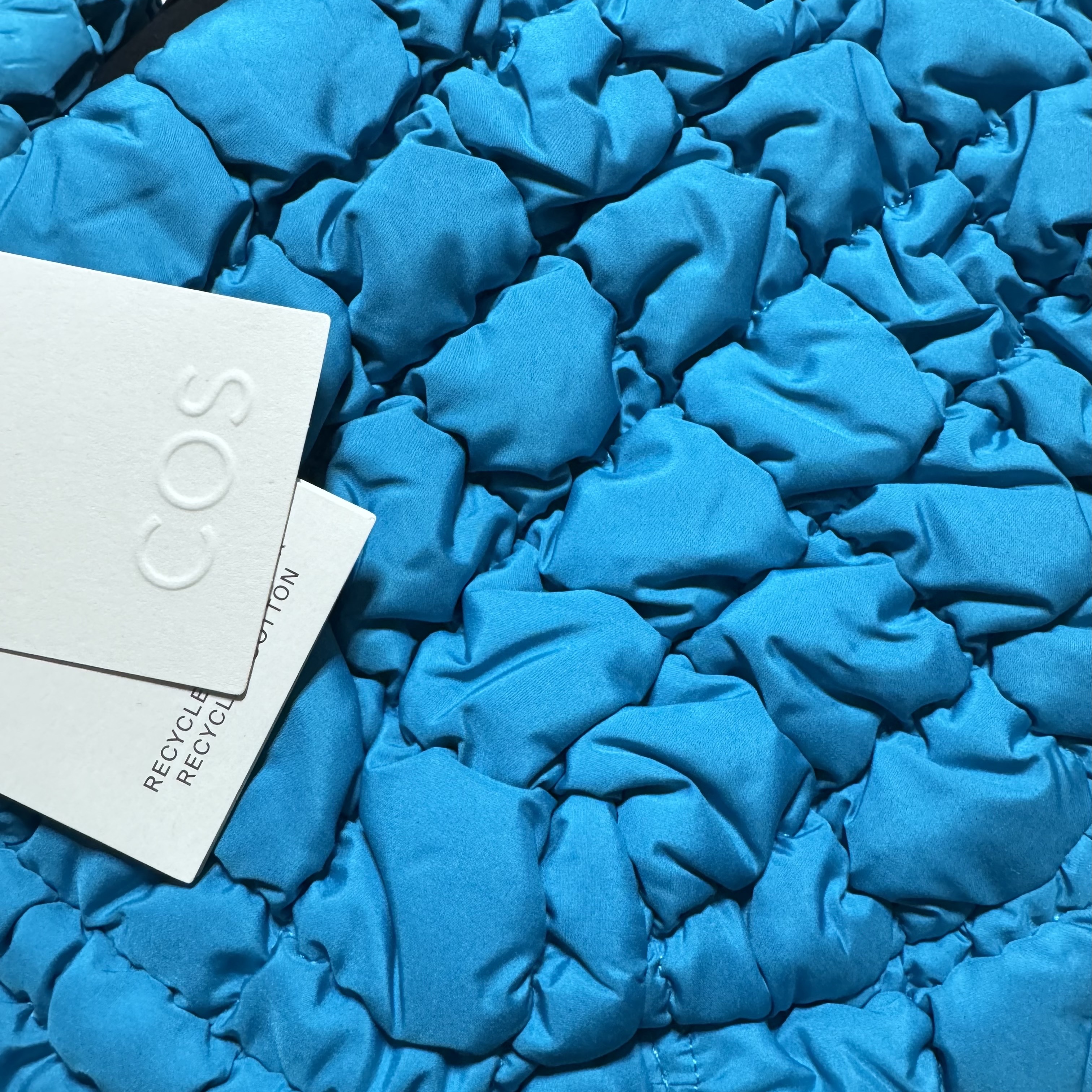 COS Quilted Mini Bag Bright Turquoise 착용 스타일