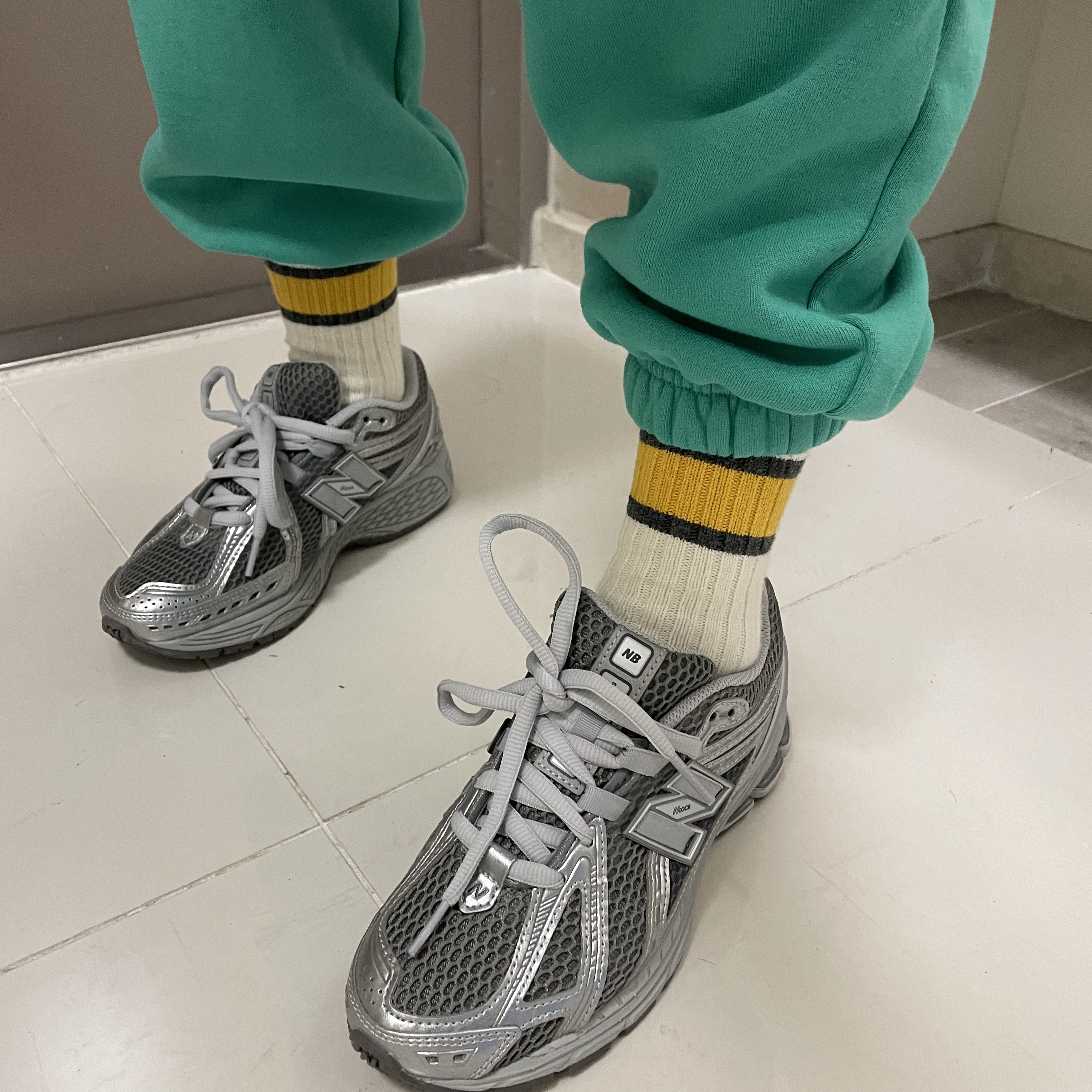 New Balance 1906R Harbor Grey Silver Metalic 착용 스타일 - 2