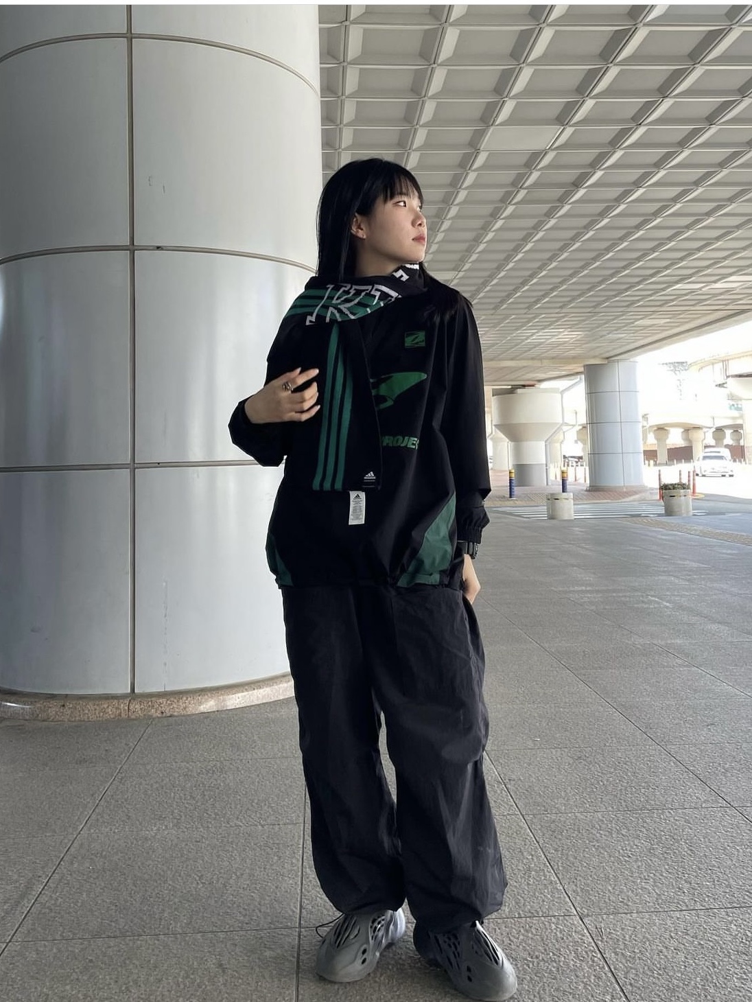 Adidas Yeezy Foam RNNR MX Granite 착용 스타일