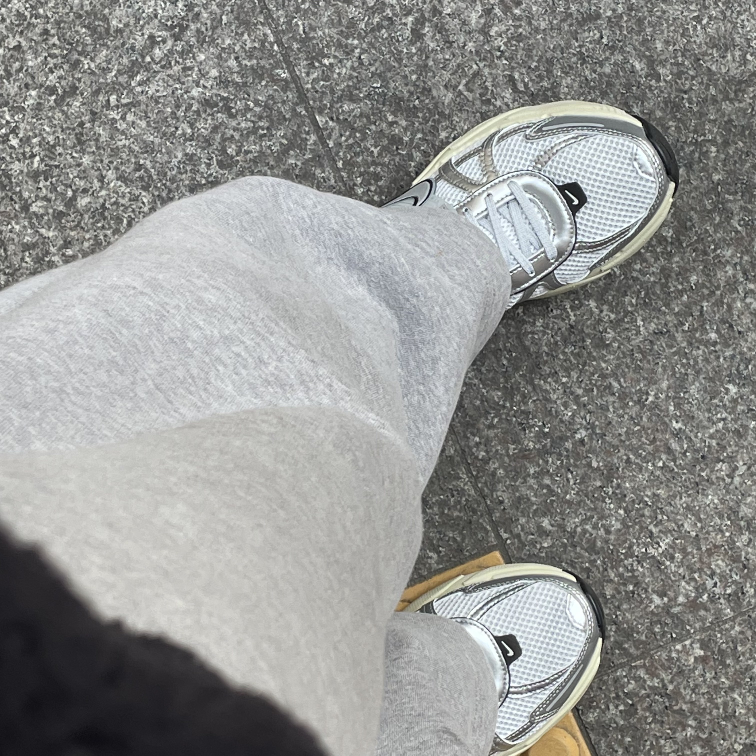 Nike V2K Run Summit White Metallic Silver 착용 스타일