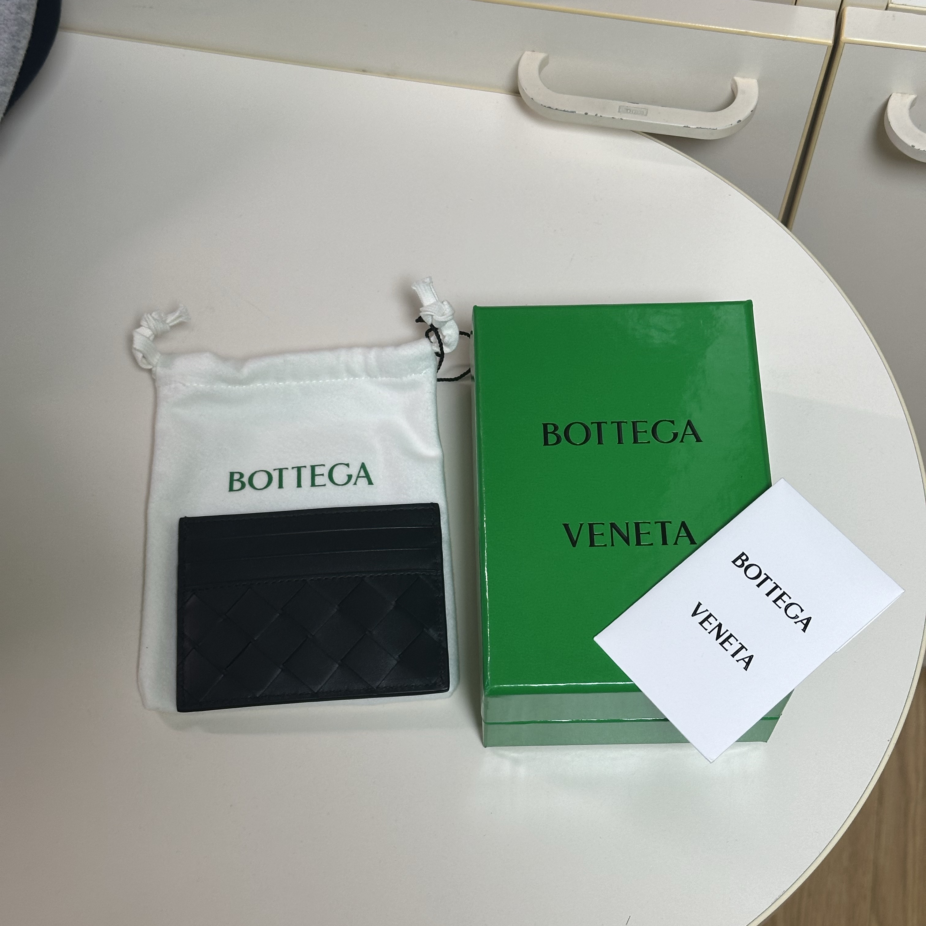 Bottega Veneta Intrecciato Credit Card Case Black 착용 스타일